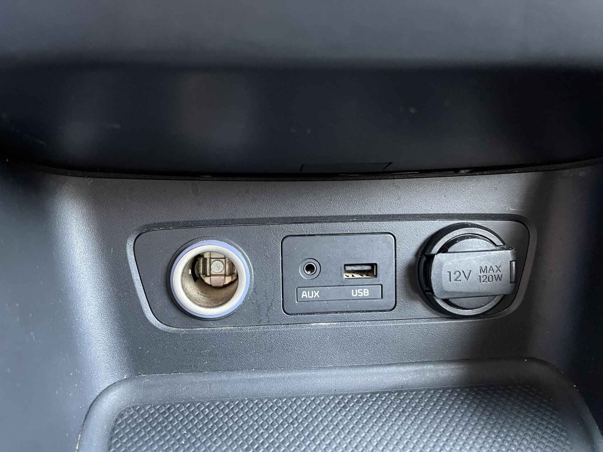 Kia Sorento 2.4 GDi Edition 7 Airconditioning, Stoelverwarming, Apple Carplay, Dakrails, 17'' Lichtmetalen velgen, Isofix, Trekhaak, Elektrische ramen, Bluetooth (MET GARANTIE*) - 22/24