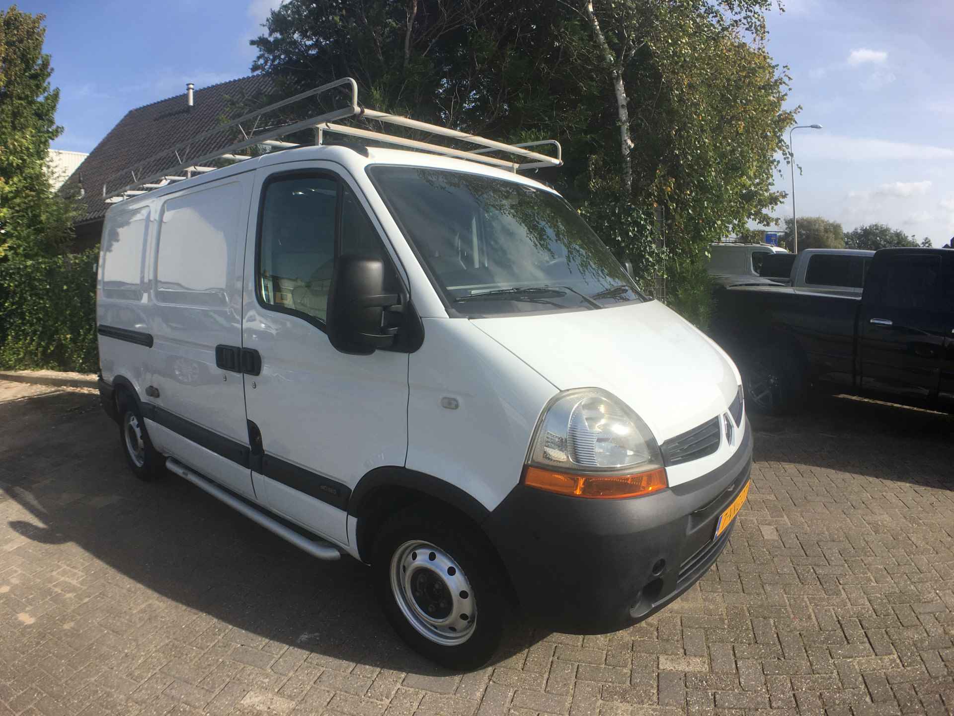 Renault Master T28 2.5 dCi L1H1 Imperiaal, achteruitrijcamera, nwe apk, antidiefstal sloten, trekhaak volledige onderhoudshistorie aanwezig