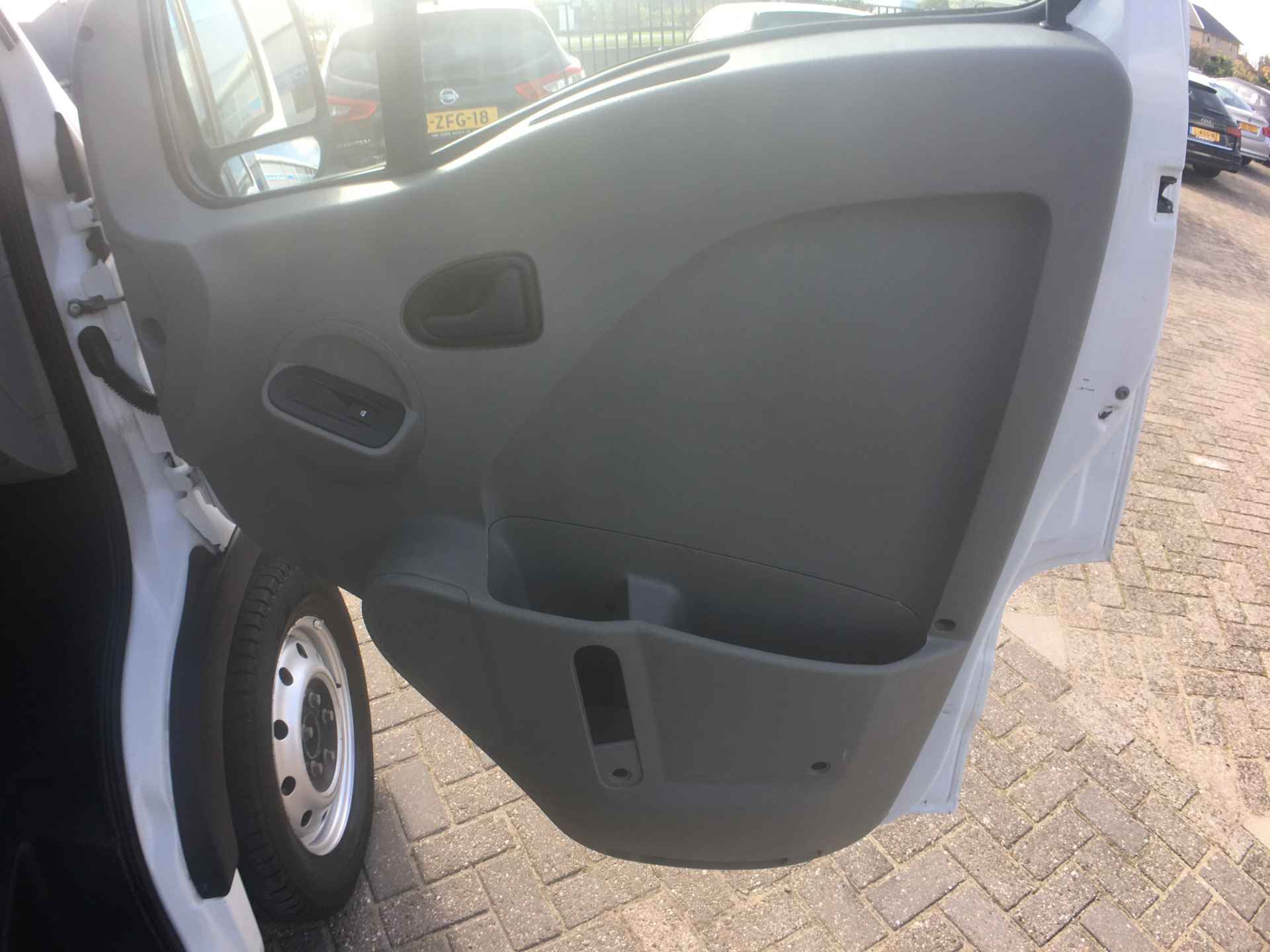 Renault Master T28 2.5 dCi L1H1 Imperiaal, achteruitrijcamera, nwe apk, antidiefstal sloten, trekhaak volledige onderhoudshistorie aanwezig - 17/19