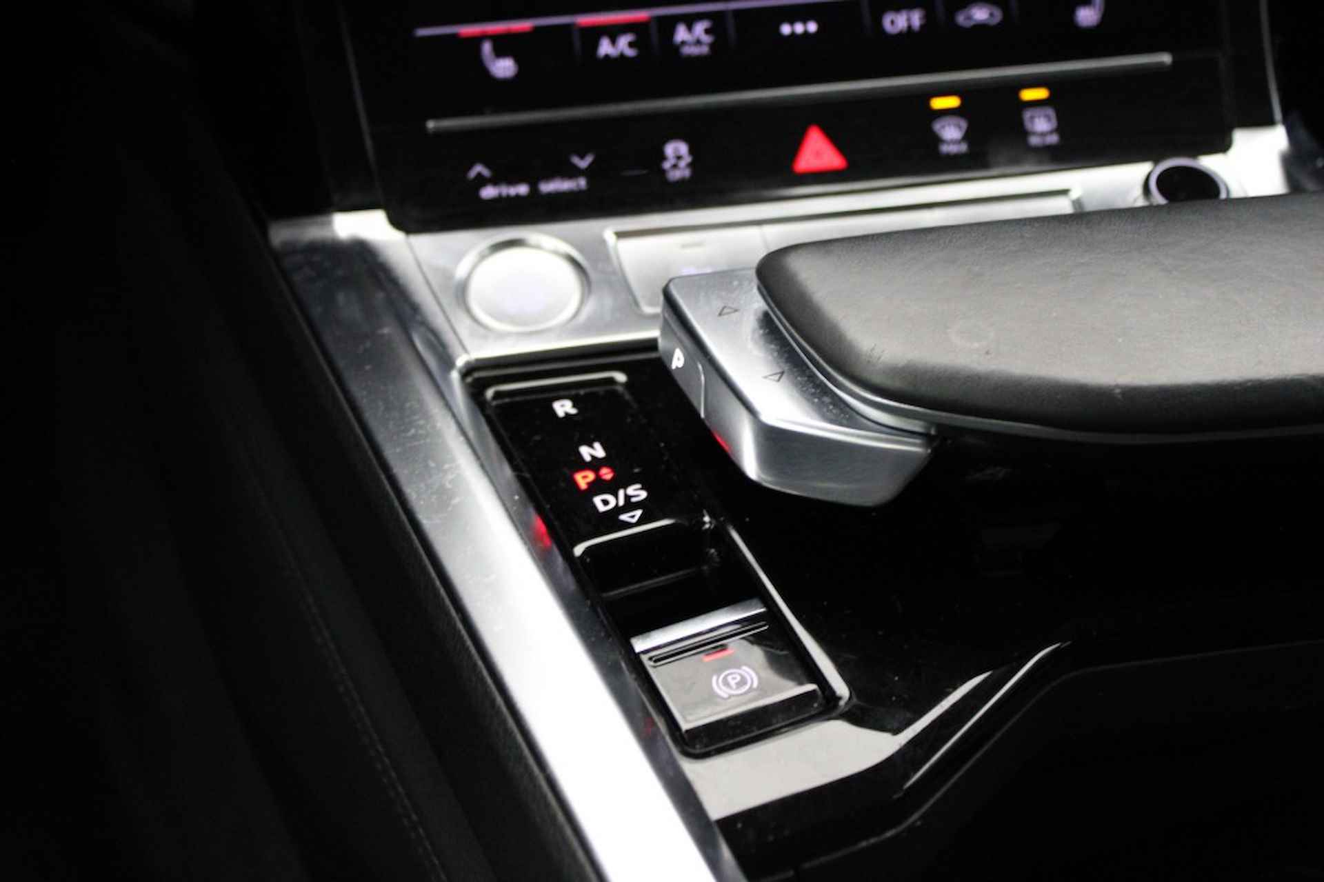 AUDI E-tron 50 Quattro Launch Edition Plus 71 kWh - Leer, Stoelverw. - 26/35