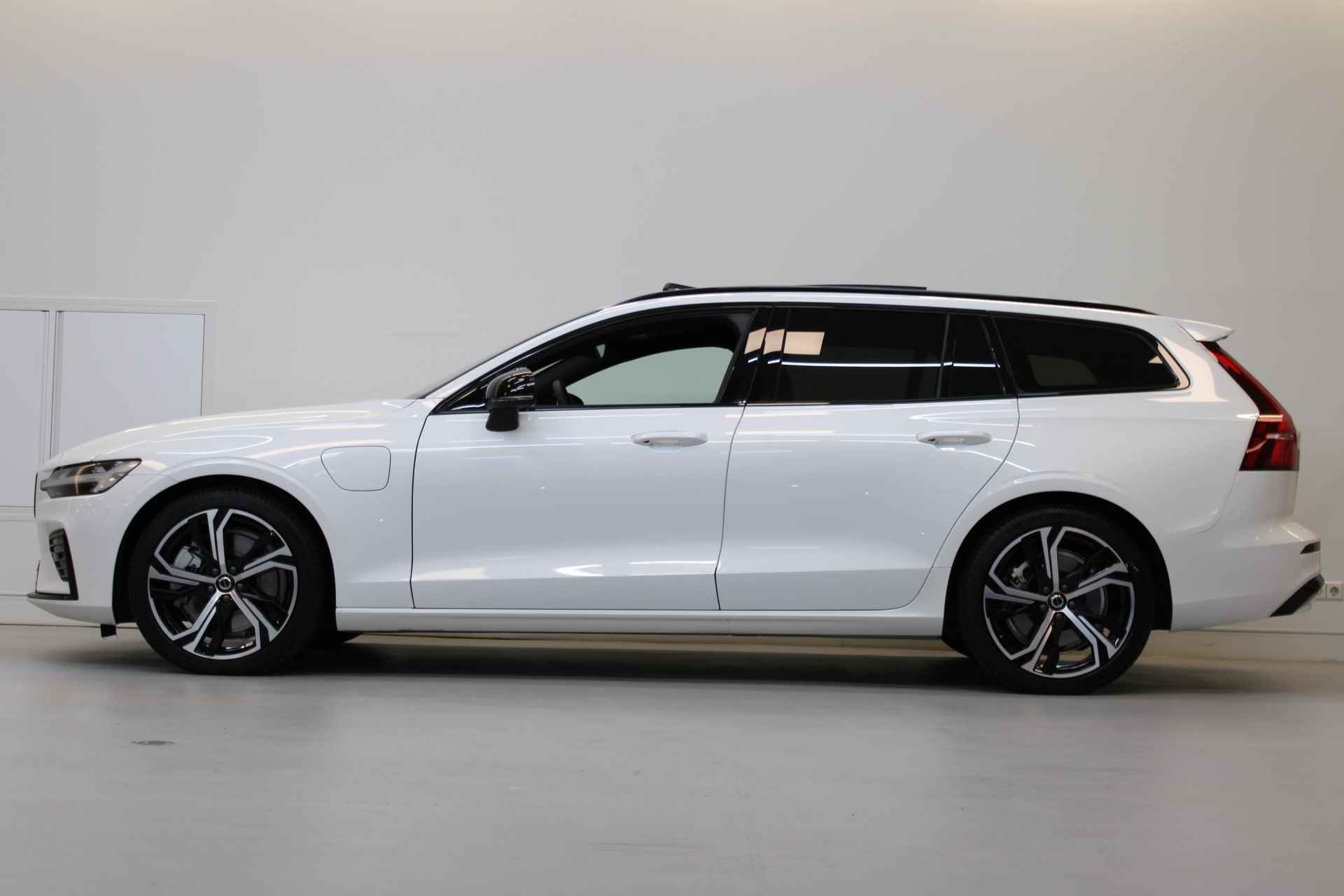 Volvo V60 T6 350PK AWD Plus Dark | Panorama | Trekhaak | Contourstoelen | 19'' | Getint Glas | Achterb verw - 2/58