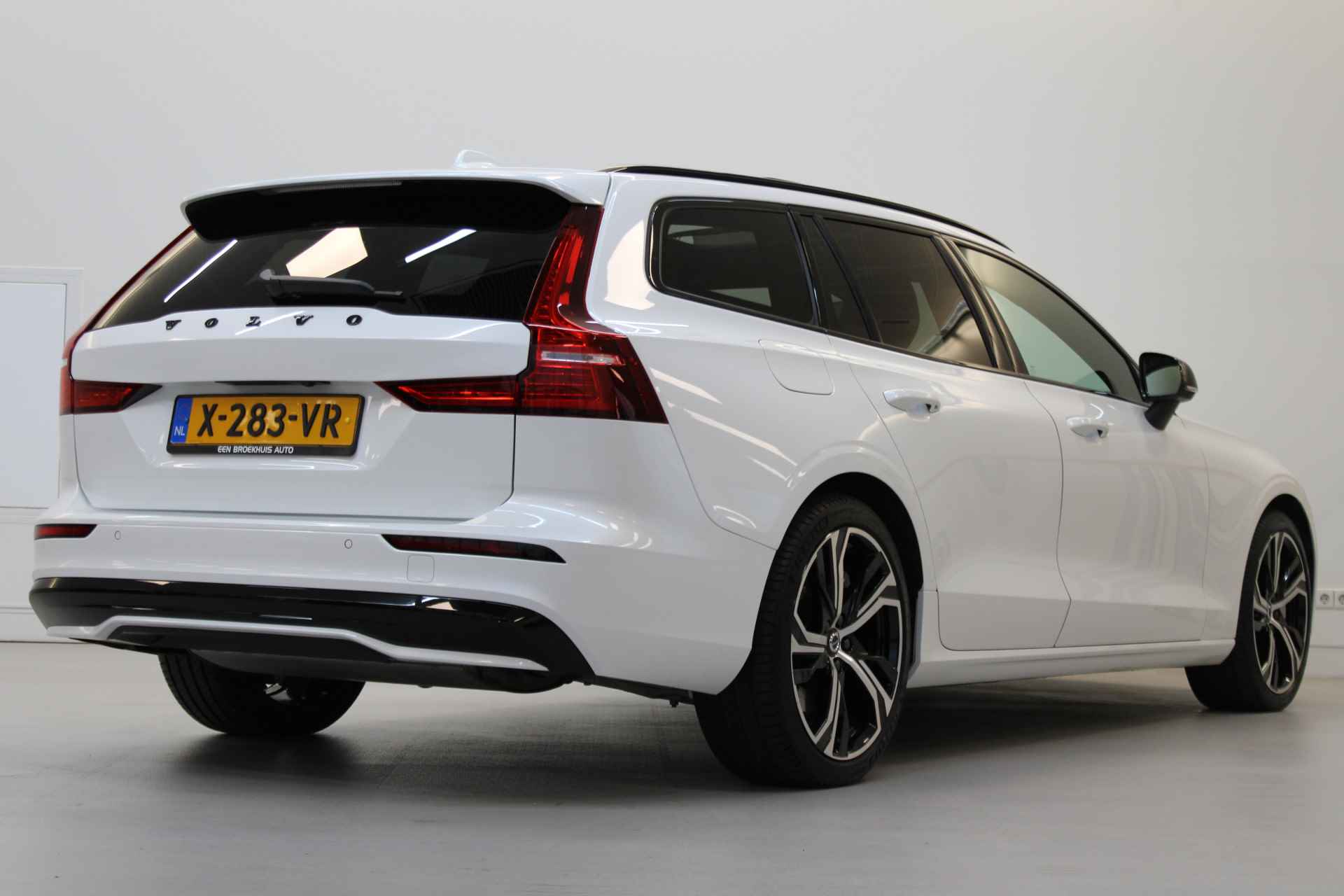 Volvo V60 T6 350PK AWD Plus Dark | Panorama | Trekhaak | Contourstoelen | 19'' | Getint Glas | Achterb verw - 3/58