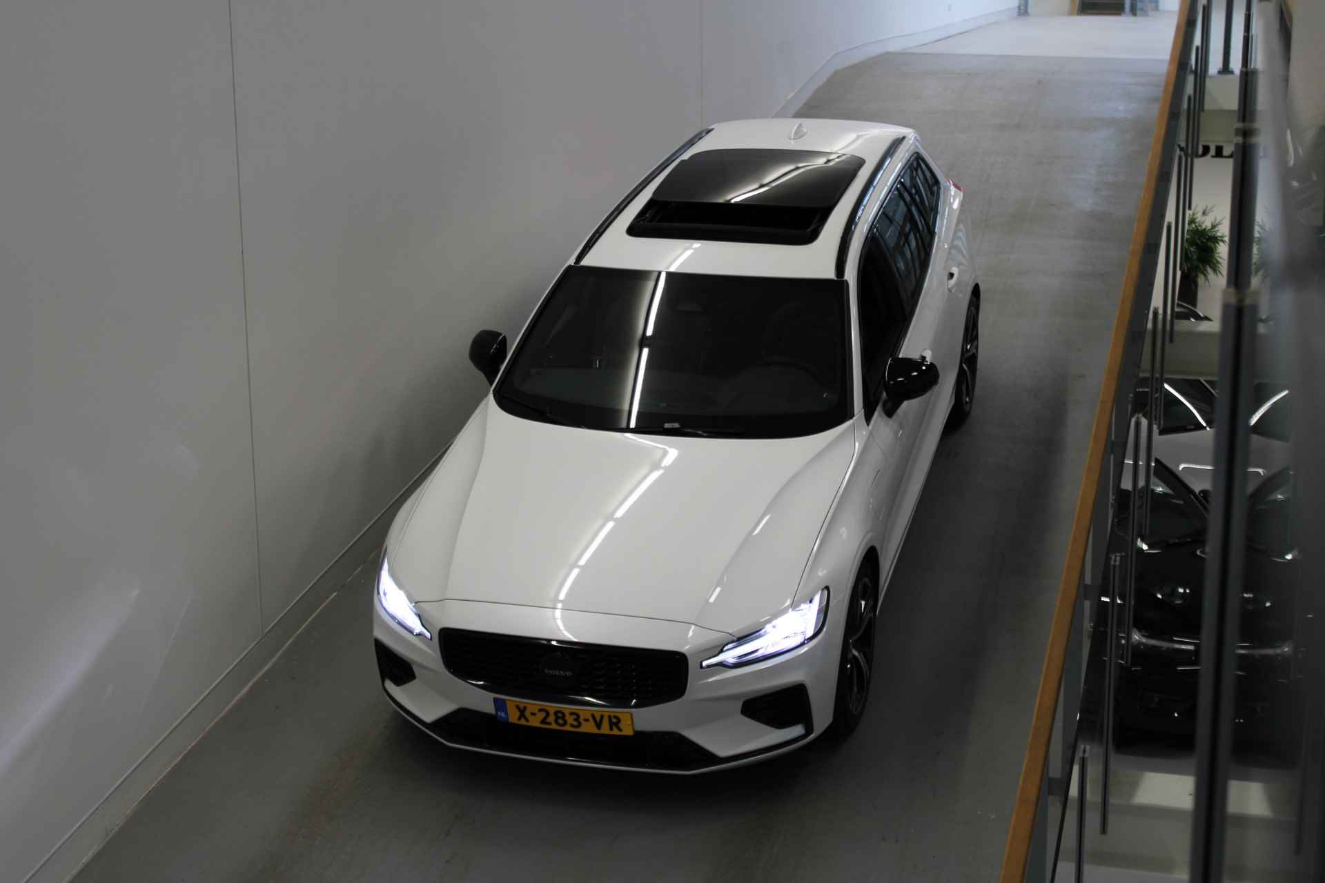 Volvo V60 T6 350PK AWD Plus Dark | Panorama | Trekhaak | Contourstoelen | 19'' | Getint Glas | Achterb verw - 20/58