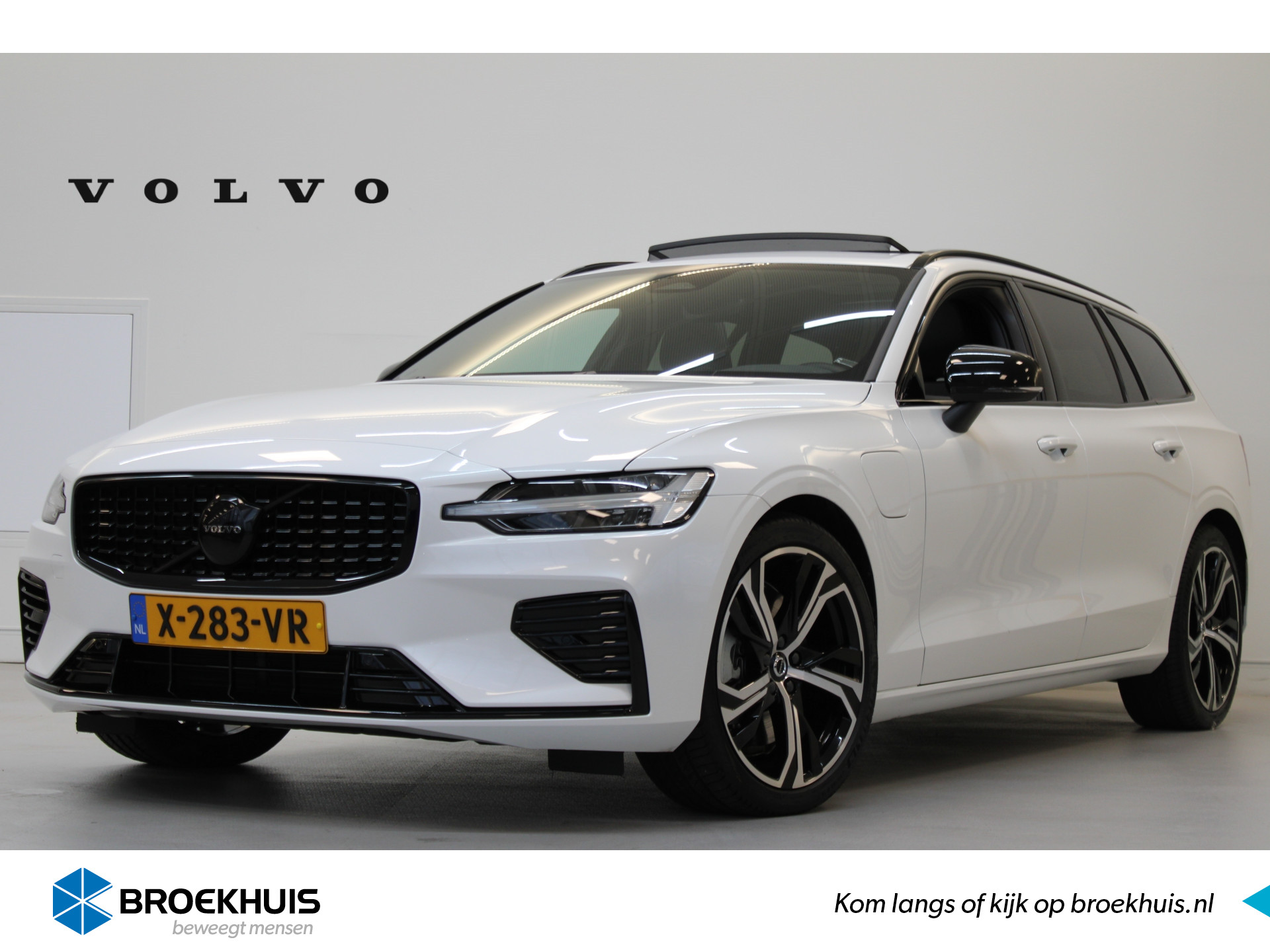 Volvo V60 T6 350PK AWD Plus Dark | Panorama | Trekhaak | Contourstoelen | 19'' | Getint Glas | Achterb verw