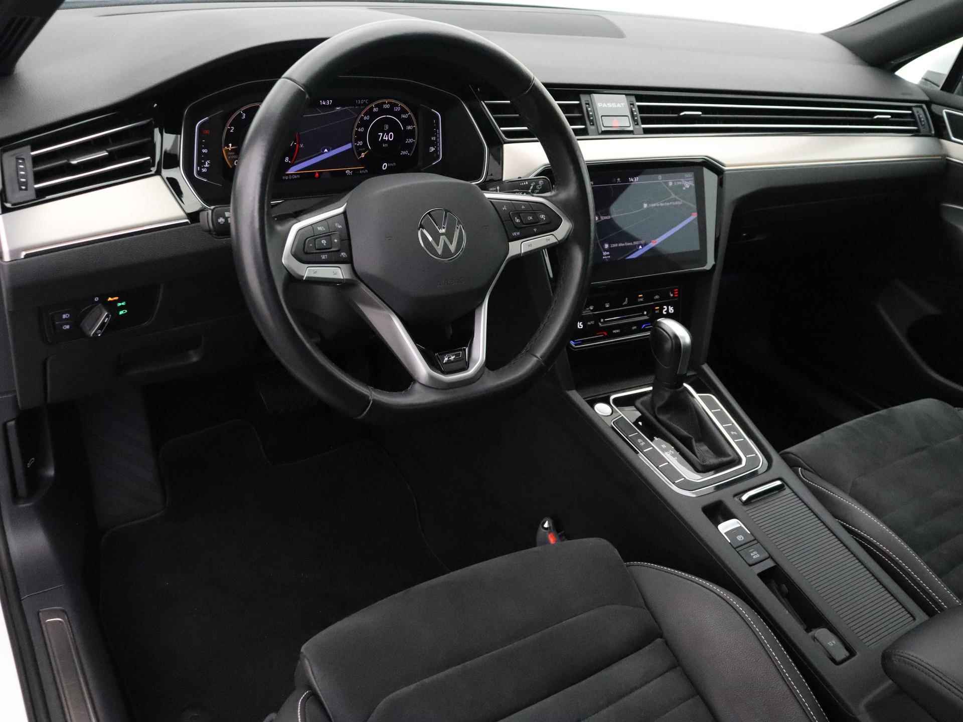 Volkswagen Passat Variant 1.5 TSI R-Line Business + | Trekhaak | Pano dak | Camera | ACC | IQ-Light | Stoelverwarming | - 2/24