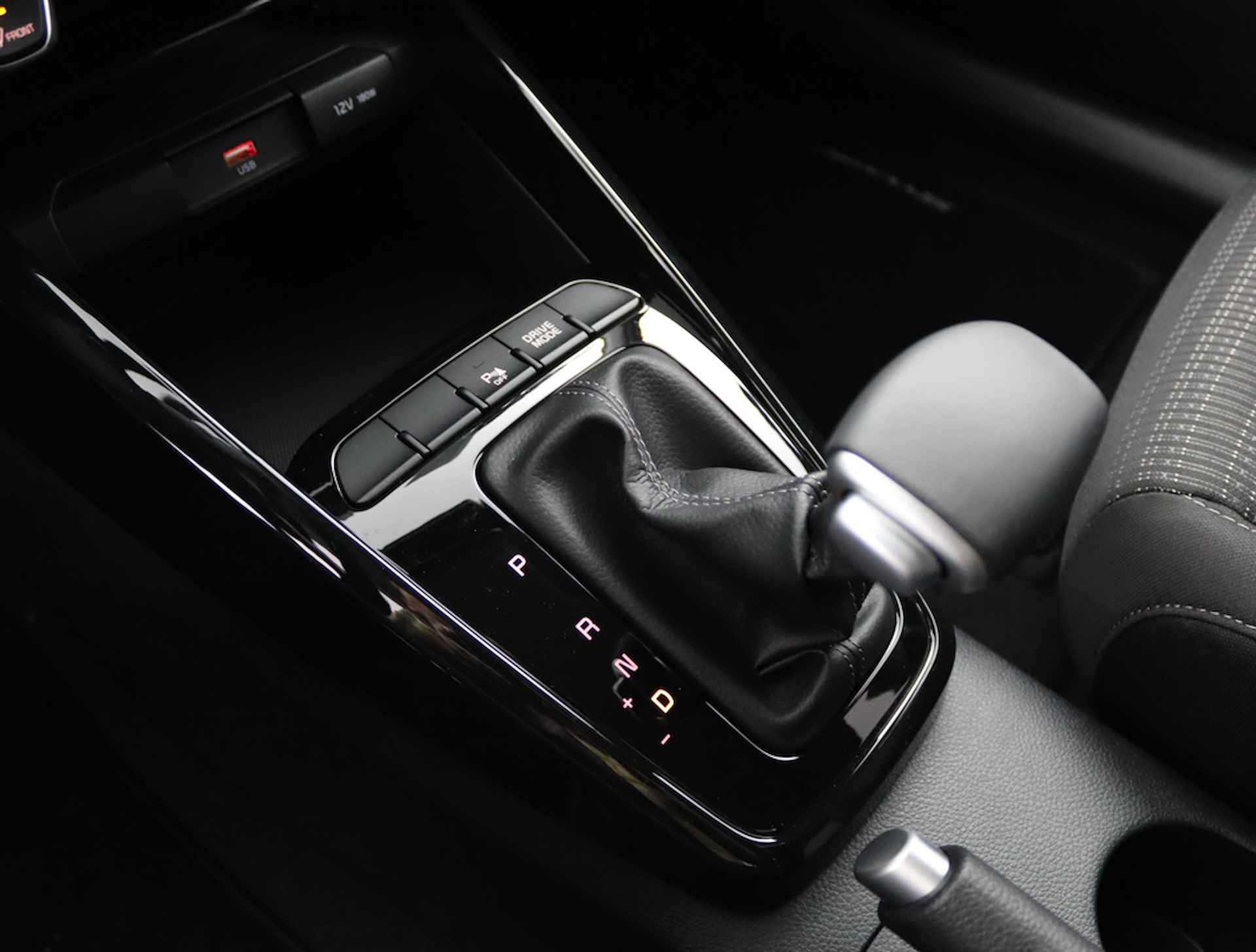 Kia Stonic 1.0 T-GDi MHEV DynamicPlusLine Automaat * Direct leverbaar * - Navigatie - Apple CarPlay en Android Auto - Stoelverwarming vóór - LED-koplampen - Fabrieksgarantie tot 02-2031 - 34/68