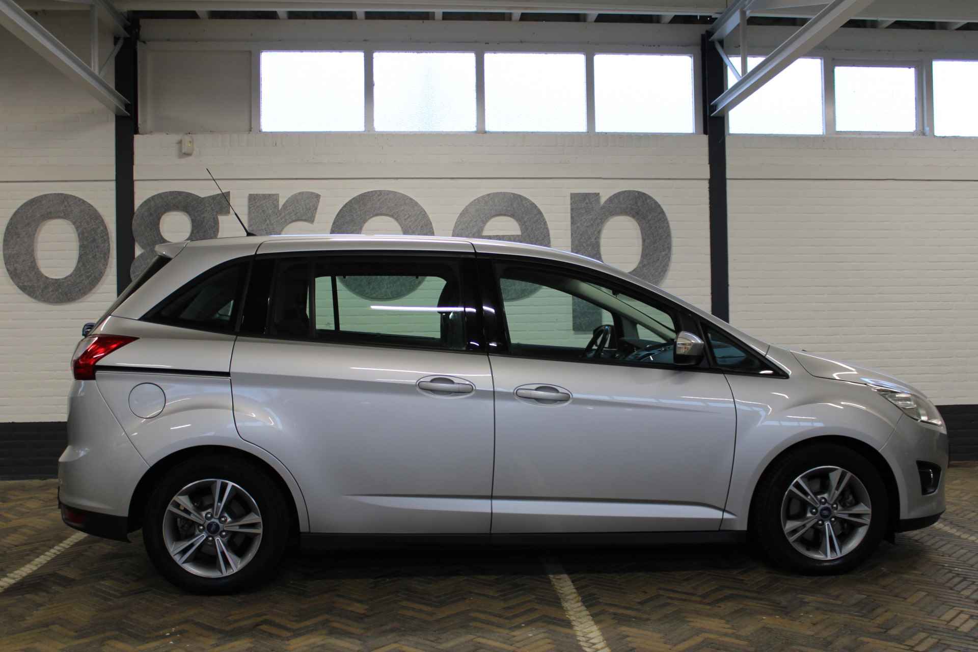 Ford Grand C-Max 1.0 Edition | Nieuwe APK ! | | Trekhaak | Navigatie | Cruise control | Airco | Bluetooth | Radio CD | Isofix | Spraakbediening | Parkeersensoren | 16" velgen | - 8/31