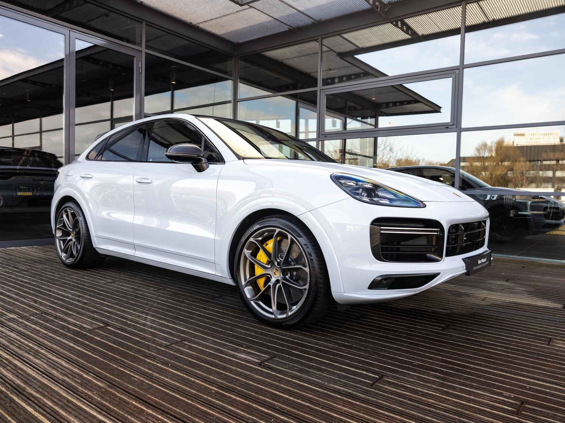 Porsche Cayenne Coupé 4.0 Turbo S E-Hybrid 680 PK | Carbon Design Pakkket | Keyless | Head Up Display | 18-Weg Memory | Keramisch | Sportuitlaatsysteem | PASM | Lichtgewicht Sportpakket Carbon | PDSL+ | Softclose | Burmester 3D | Sportchrono | PTS Suzukagreymetallic | GT Pakket | - 3/57