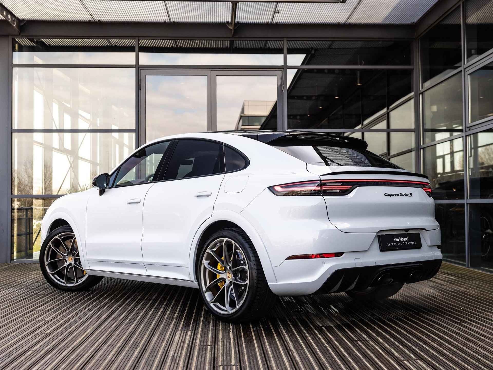 Porsche Cayenne Coupé 4.0 Turbo S E-Hybrid 680 PK | Carbon Design Pakkket | Keyless | Head Up Display | 18-Weg Memory | Keramisch | Sportuitlaatsysteem | PASM | Lichtgewicht Sportpakket Carbon | PDSL+ | Softclose | Burmester 3D | Sportchrono | PTS Suzukagreymetallic | GT Pakket | - 4/57