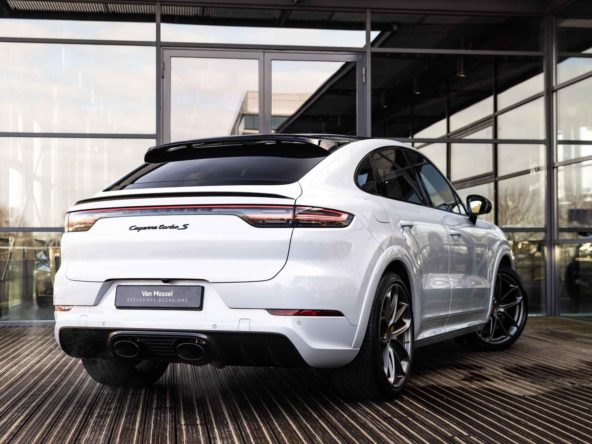 Porsche Cayenne Coupé 4.0 Turbo S E-Hybrid 680 PK | Carbon Design Pakkket | Keyless | Head Up Display | 18-Weg Memory | Keramisch | Sportuitlaatsysteem | PASM | Lichtgewicht Sportpakket Carbon | PDSL+ | Softclose | Burmester 3D | Sportchrono | PTS Suzukagreymetallic | GT Pakket | - 6/57