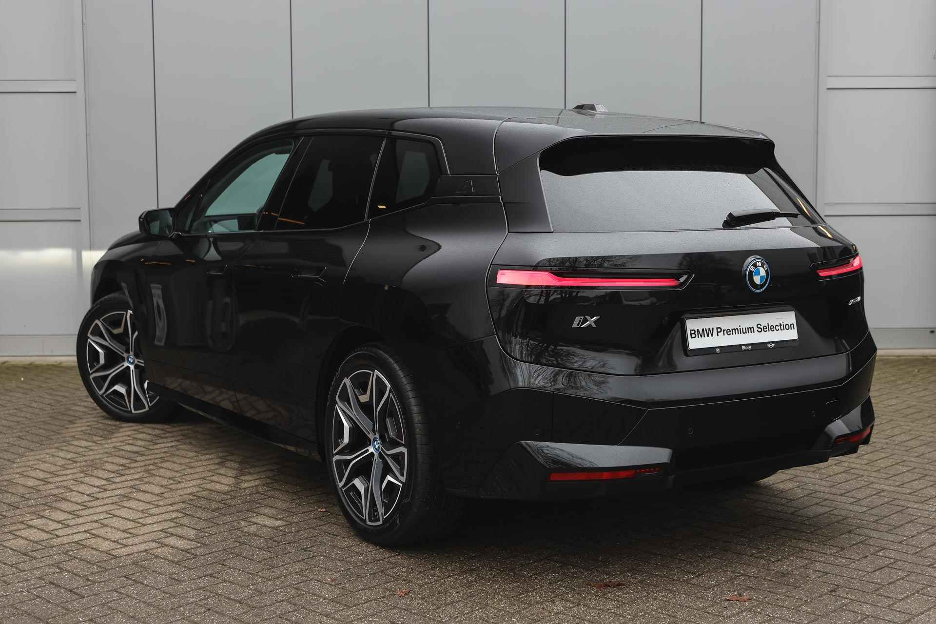 BMW iX xDrive40 / Sportpakket / Laserlight / Parking Assistant Plus / Comfort Access / Live Cockpit Professional - 3/37