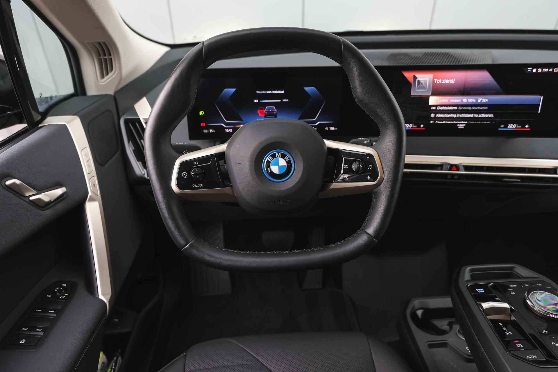 BMW iX xDrive40 / Sportpakket / Laserlight / Parking Assistant Plus / Comfort Access / Live Cockpit Professional - 4/37