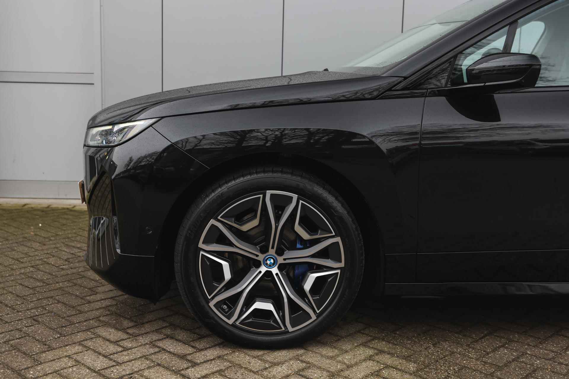 BMW iX xDrive40 / Sportpakket / Laserlight / Parking Assistant Plus / Comfort Access / Live Cockpit Professional - 5/37