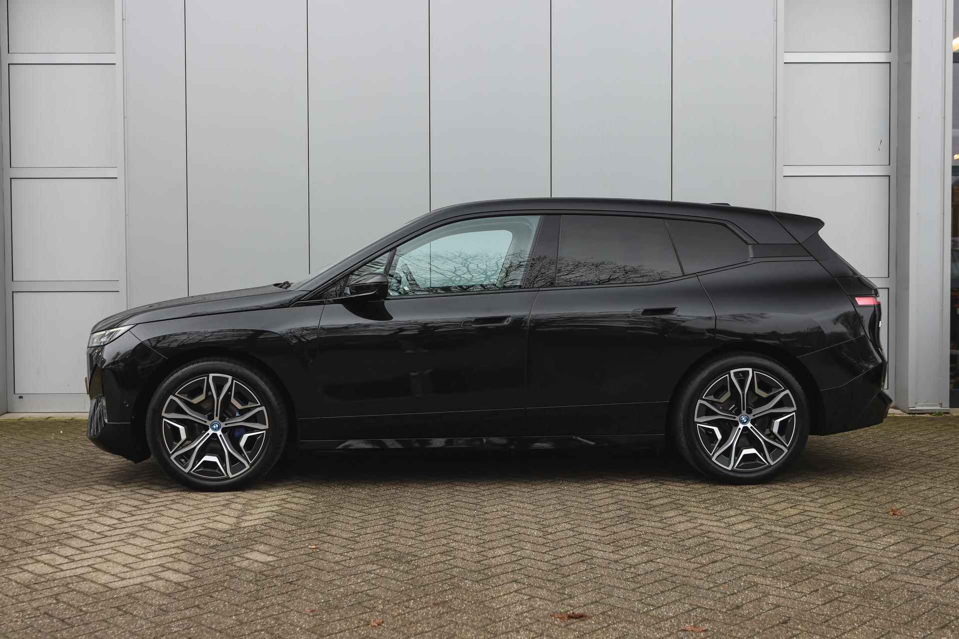 BMW iX xDrive40 / Sportpakket / Laserlight / Parking Assistant Plus / Comfort Access / Live Cockpit Professional - 8/37