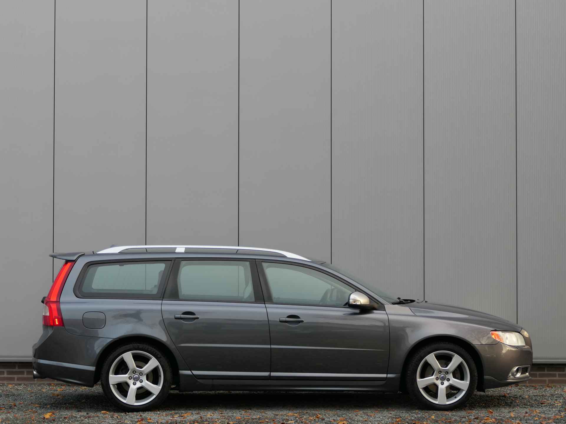 Volvo V70 2.0T AUT R-Edition Xenon / Navi / Leer / voorstoelen verwarmd - 9/21