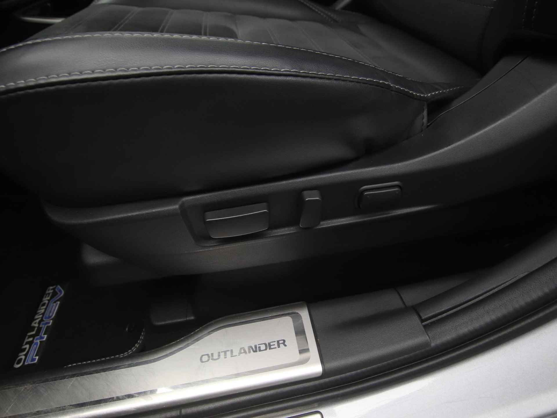 Mitsubishi Outlander 2.4 PHEV Intense automaat | dealer onderhouden | Keyless Entry | Standkachel | Parkeersensoren | Achteruitrijcamera - 14/50