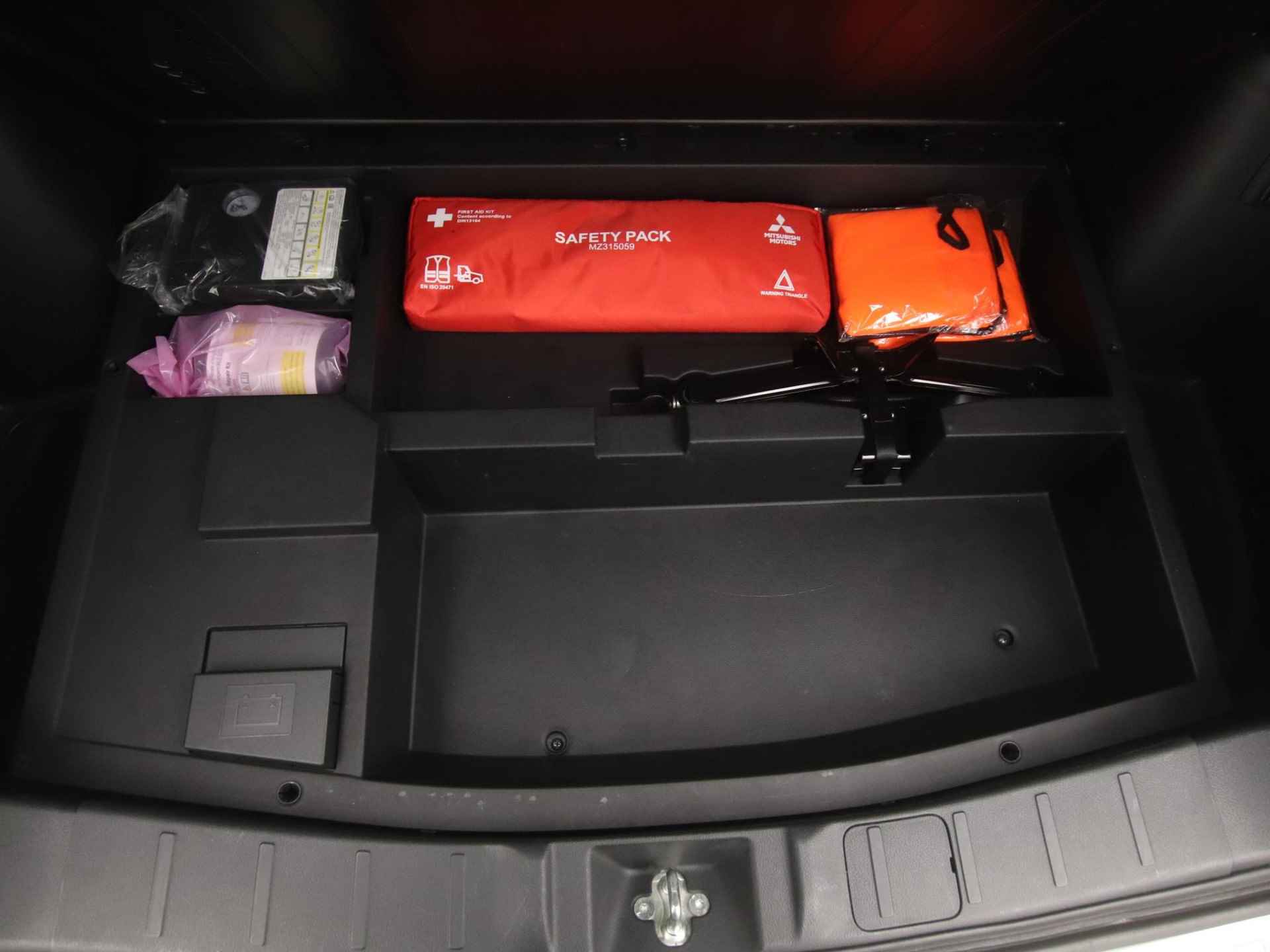 Mitsubishi Outlander 2.4 PHEV Intense automaat | dealer onderhouden | Keyless Entry | Standkachel | Parkeersensoren | Achteruitrijcamera - 20/50