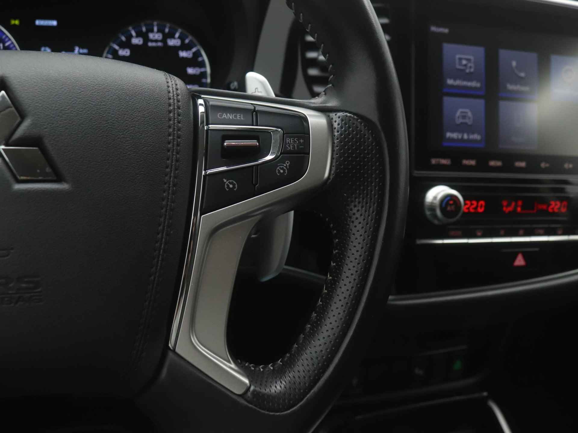 Mitsubishi Outlander 2.4 PHEV Intense automaat | dealer onderhouden | Keyless Entry | Standkachel | Parkeersensoren | Achteruitrijcamera - 25/50