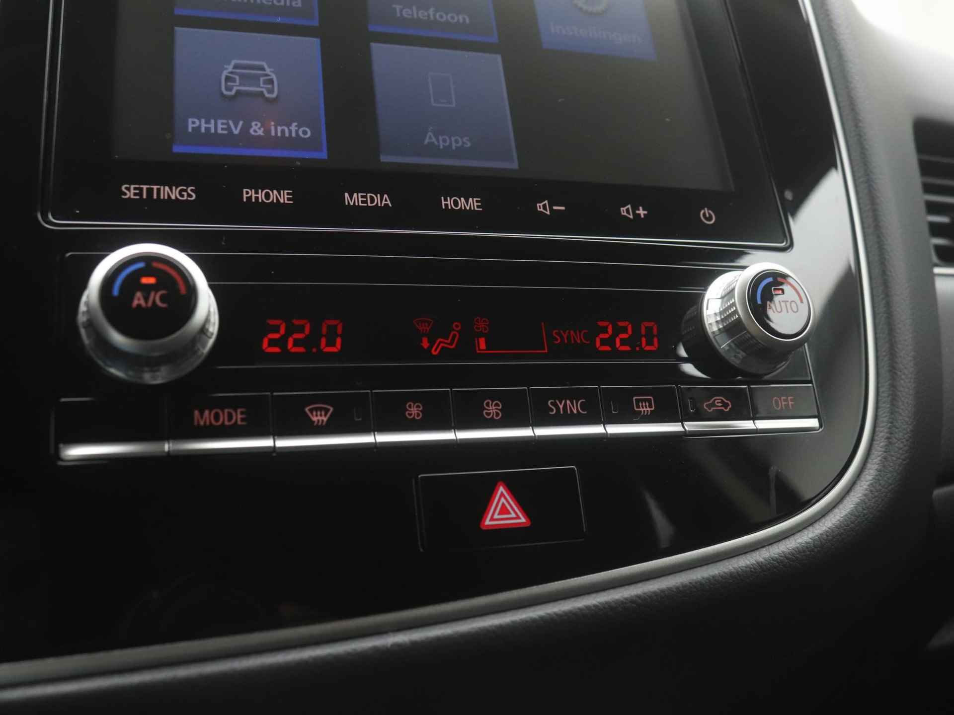 Mitsubishi Outlander 2.4 PHEV Intense automaat | dealer onderhouden | Keyless Entry | Standkachel | Parkeersensoren | Achteruitrijcamera - 36/50