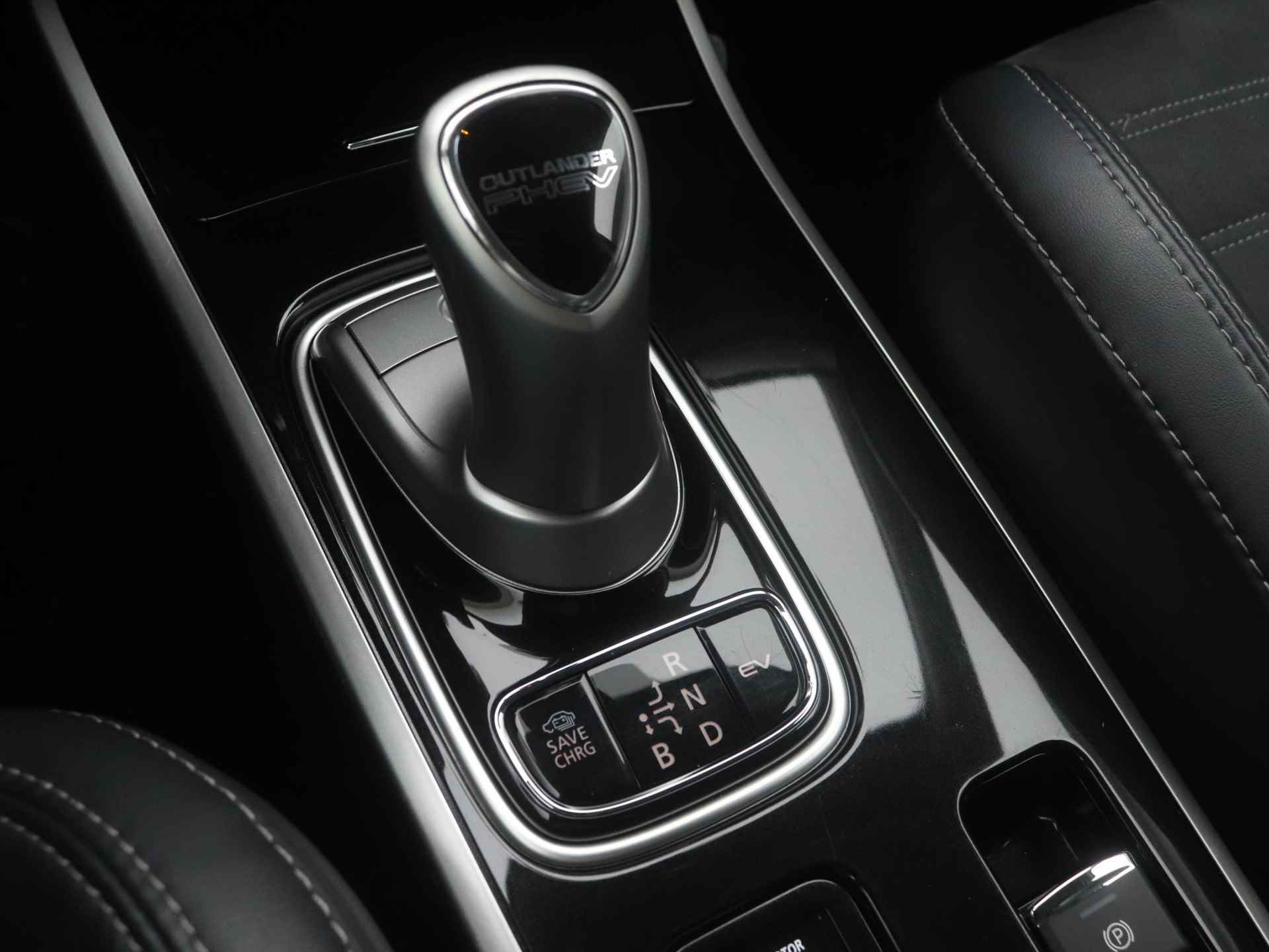 Mitsubishi Outlander 2.4 PHEV Intense automaat | dealer onderhouden | Keyless Entry | Standkachel | Parkeersensoren | Achteruitrijcamera - 38/50