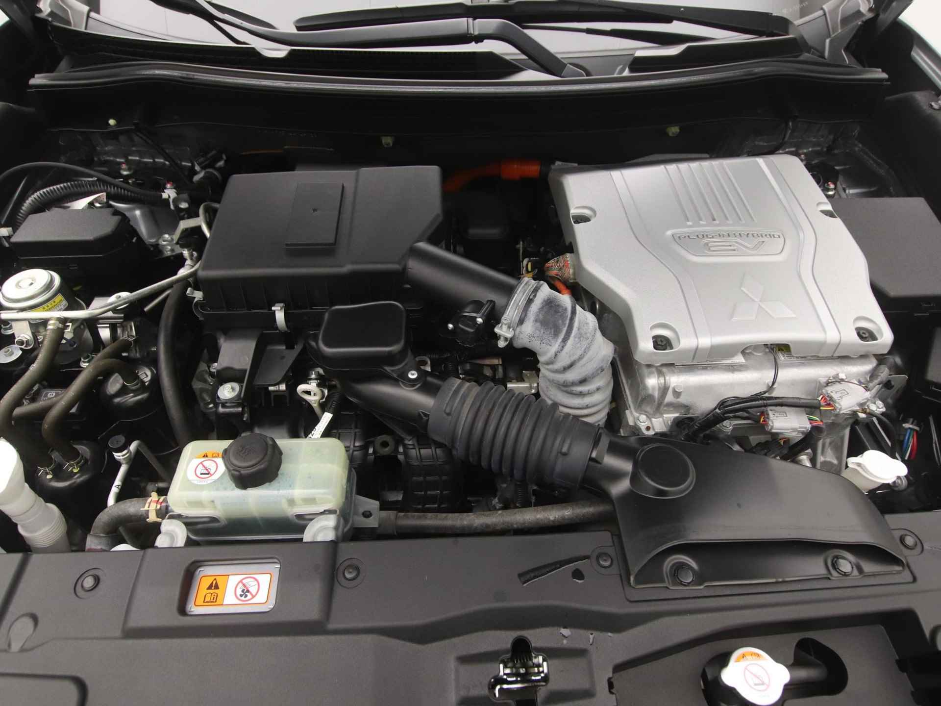 Mitsubishi Outlander 2.4 PHEV Intense automaat | dealer onderhouden | Keyless Entry | Standkachel | Parkeersensoren | Achteruitrijcamera - 41/50