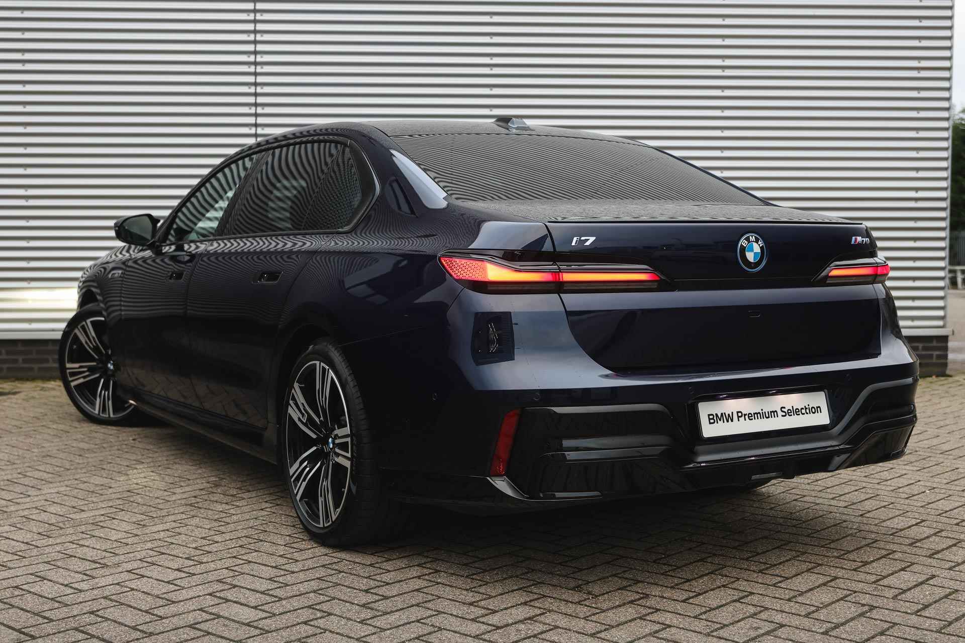 BMW i7 M70 xDrive High Executive / Panoramadak Sky Lounge / Parking Assistant Professional / Multifunctionele Stoelen / Bowers & Wilkins / Active Steering / Massagefunctie - 3/45