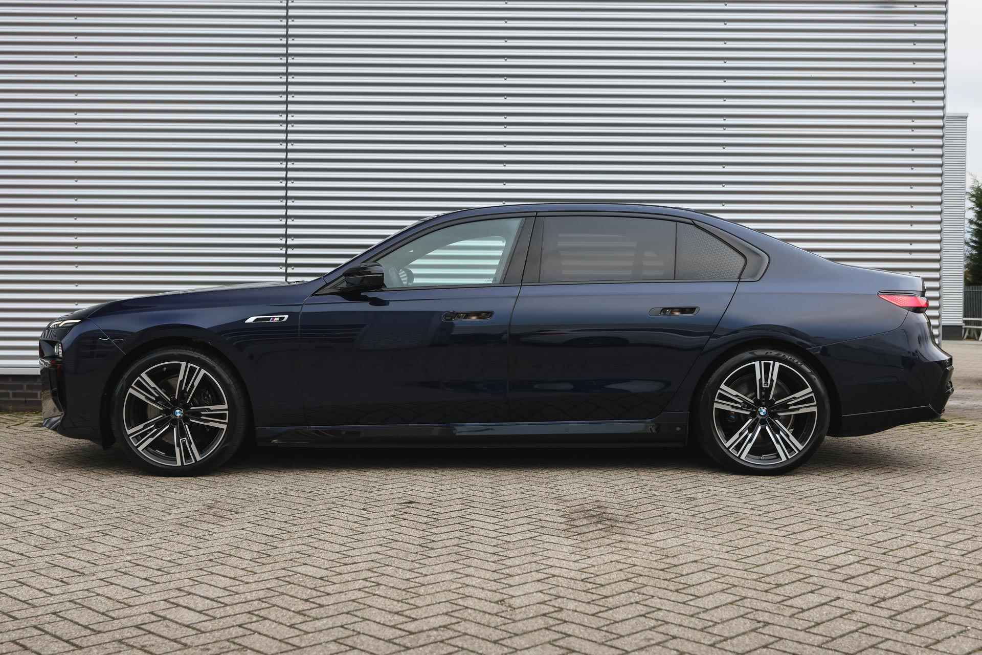 BMW i7 M70 xDrive High Executive / Panoramadak Sky Lounge / Parking Assistant Professional / Multifunctionele Stoelen / Bowers & Wilkins / Active Steering / Massagefunctie - 4/45