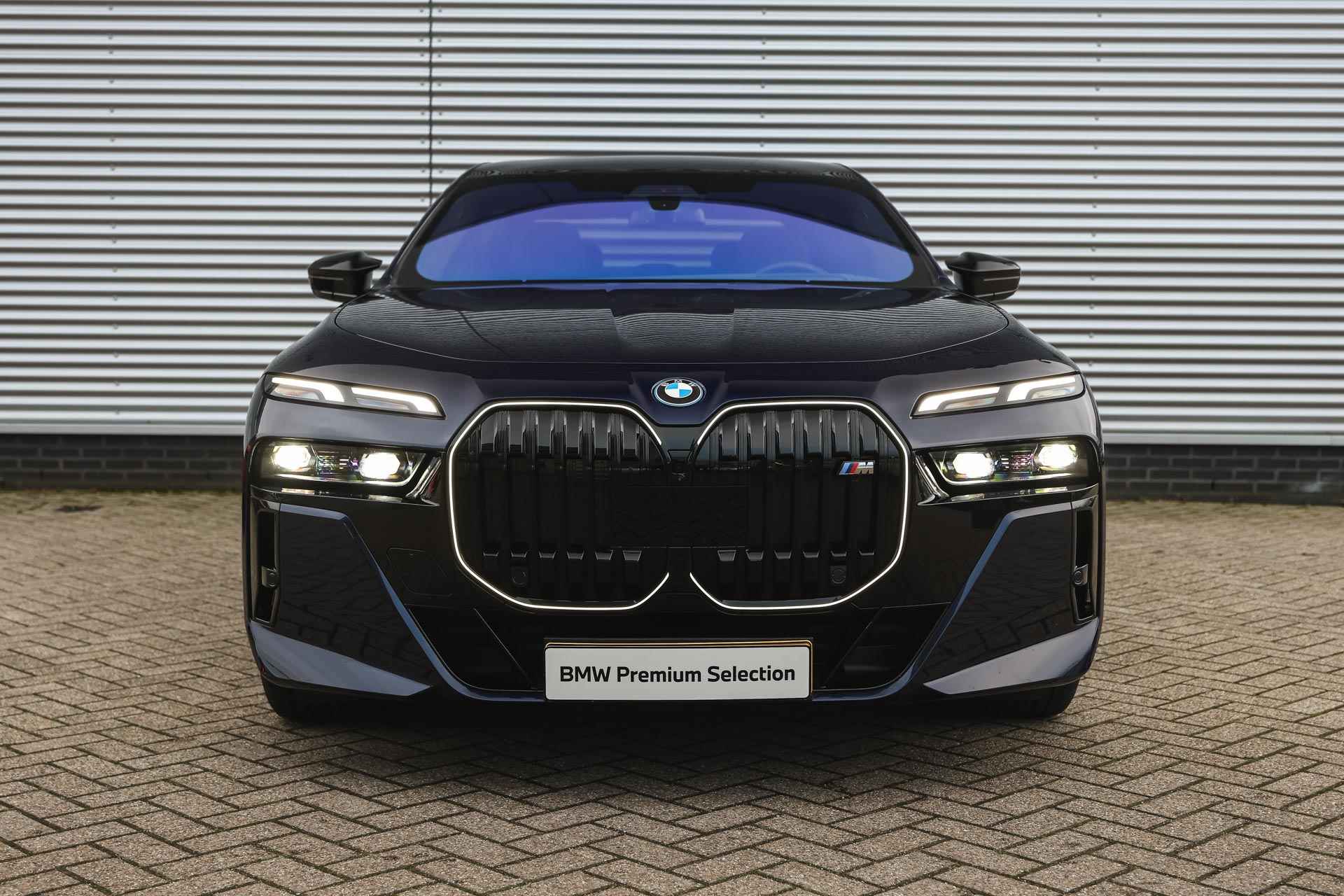 BMW i7 M70 xDrive High Executive / Panoramadak Sky Lounge / Parking Assistant Professional / Multifunctionele Stoelen / Bowers & Wilkins / Active Steering / Massagefunctie - 19/45