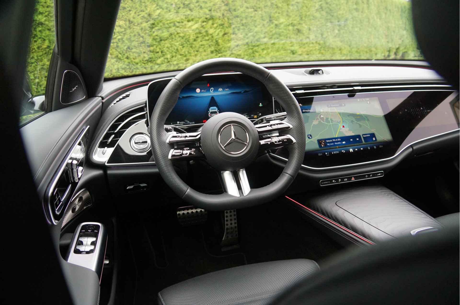 Mercedes-Benz E-Klasse Estate E 300 e AMG Line | Luchtvering Hyperscreen Pano Head-Up Trekhaak Burmester 4D - 28/70