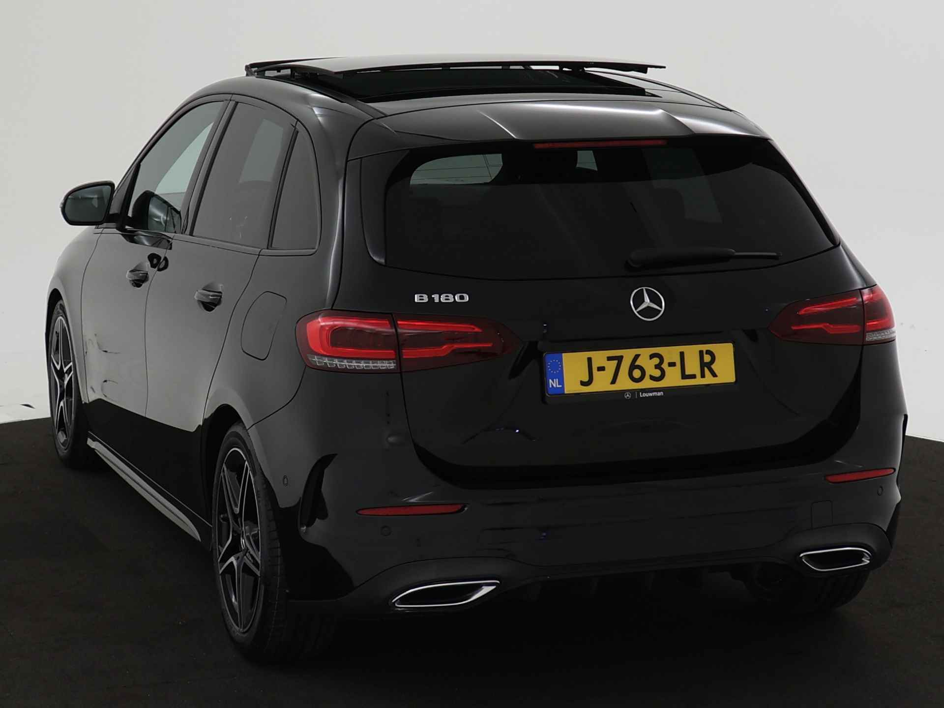 Mercedes-Benz B-Klasse 180 AMG Nightpakket | Panoramadak | Car Play | Augmented Reality | Stoelverwarming | Parkeerpakket met Camera | Inclusief 24 maanden MB Certified garantie voor Europa. - 17/44