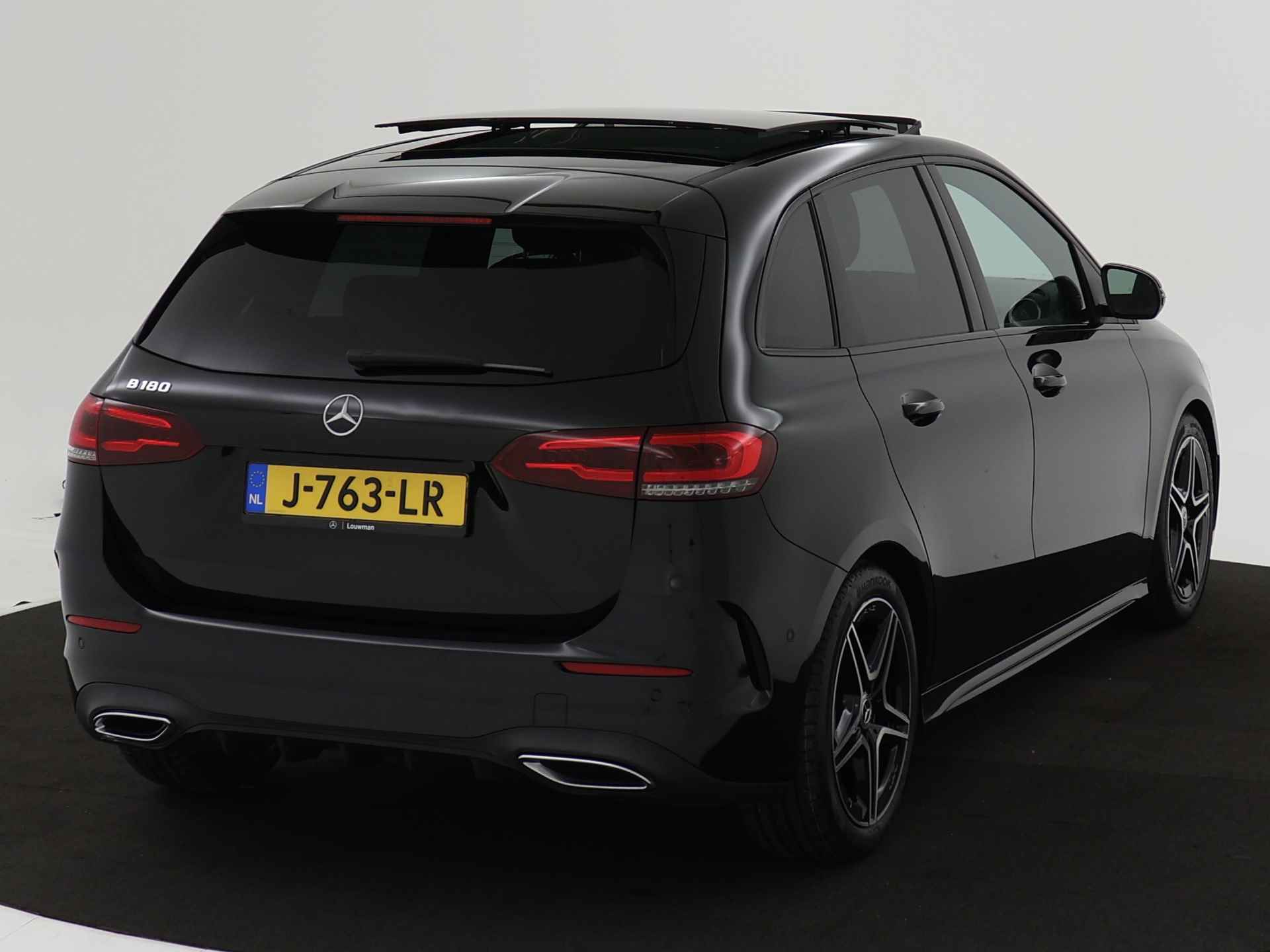 Mercedes-Benz B-Klasse 180 AMG Nightpakket | Panoramadak | Car Play | Augmented Reality | Stoelverwarming | Parkeerpakket met Camera | Inclusief 24 maanden MB Certified garantie voor Europa. - 18/44