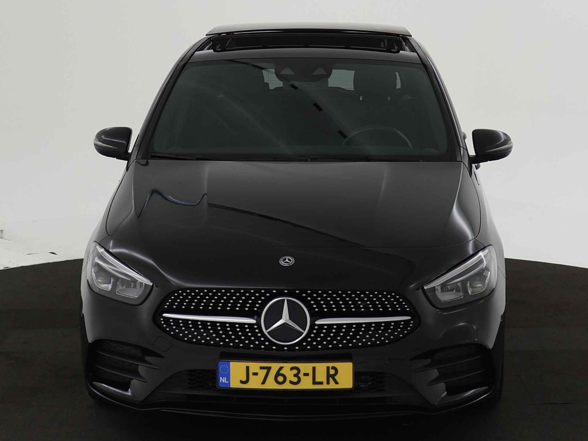 Mercedes-Benz B-Klasse 180 AMG Nightpakket | Panoramadak | Car Play | Augmented Reality | Stoelverwarming | Parkeerpakket met Camera | Inclusief 24 maanden MB Certified garantie voor Europa. - 28/44