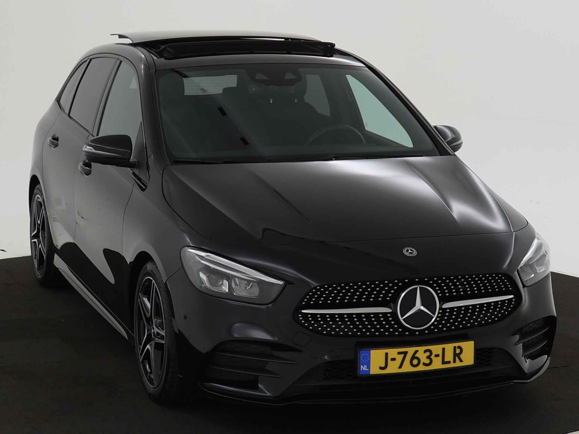 Mercedes-Benz B-Klasse 180 AMG Nightpakket | Panoramadak | Car Play | Augmented Reality | Stoelverwarming | Parkeerpakket met Camera | Inclusief 24 maanden MB Certified garantie voor Europa. - 29/44