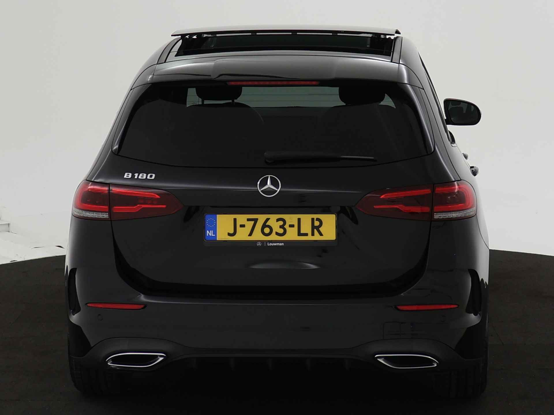 Mercedes-Benz B-Klasse 180 AMG Nightpakket | Panoramadak | Car Play | Augmented Reality | Stoelverwarming | Parkeerpakket met Camera | Inclusief 24 maanden MB Certified garantie voor Europa. - 30/44