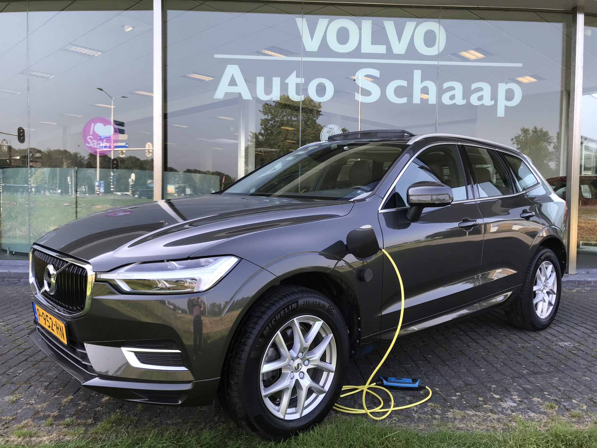 Volvo XC60 2.0 T8 Twin Engine AWD Momentum Automaat | Rijklaar incl garantie | Panoramadak Volvo on Call Trekhaak Leer