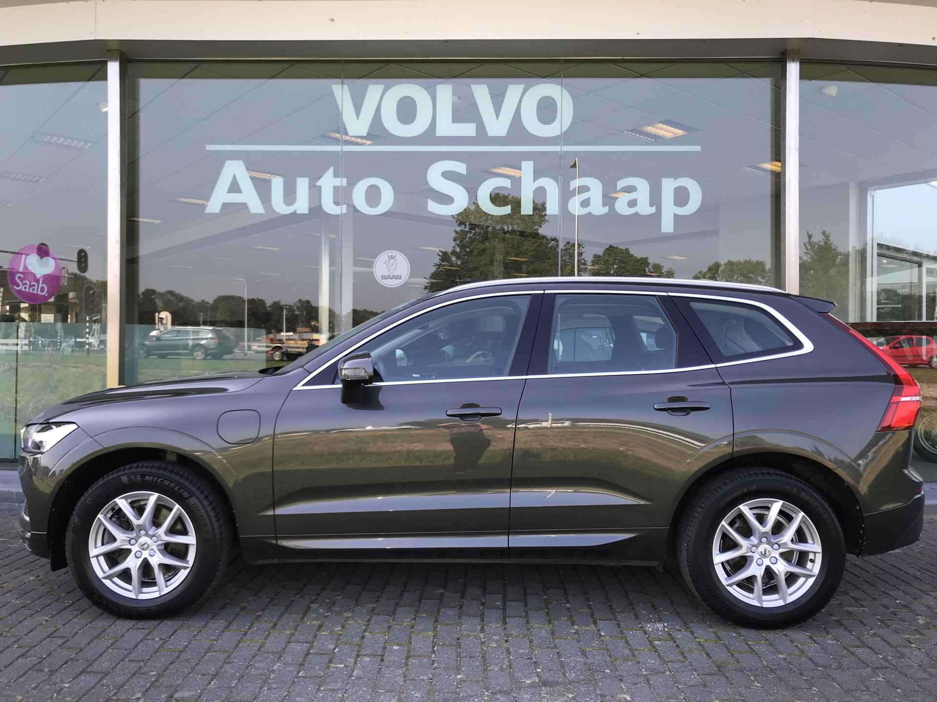 Volvo XC60 2.0 T8 Twin Engine AWD Momentum Automaat | Rijklaar incl garantie | Panoramadak Volvo on Call Trekhaak Leer - 2/36