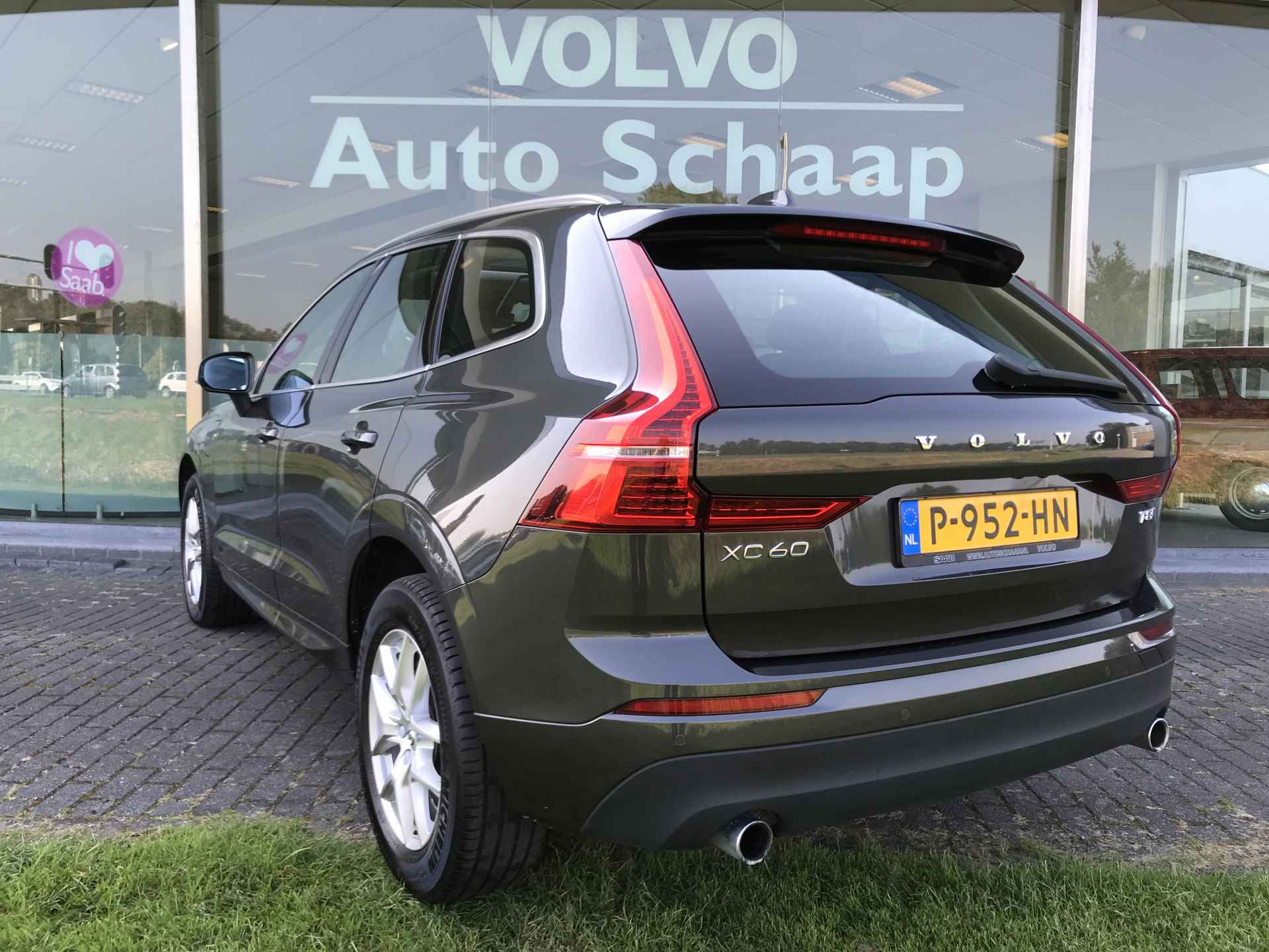 Volvo XC60 2.0 T8 Twin Engine AWD Momentum Automaat | Rijklaar incl garantie | Panoramadak Volvo on Call Trekhaak Leer - 3/36