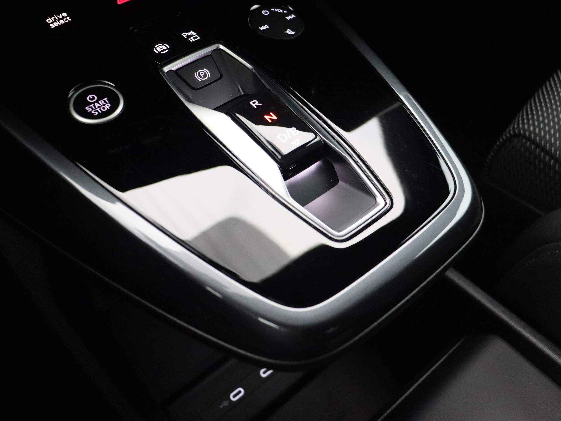 Audi Q4 Sportback e-tron S edition 40 77 kWh | Matrix | Adaptive-cruise | Stoelverwarming | Smartphone-interface | Achterruitrijcamera | 20- inch | - 30/41