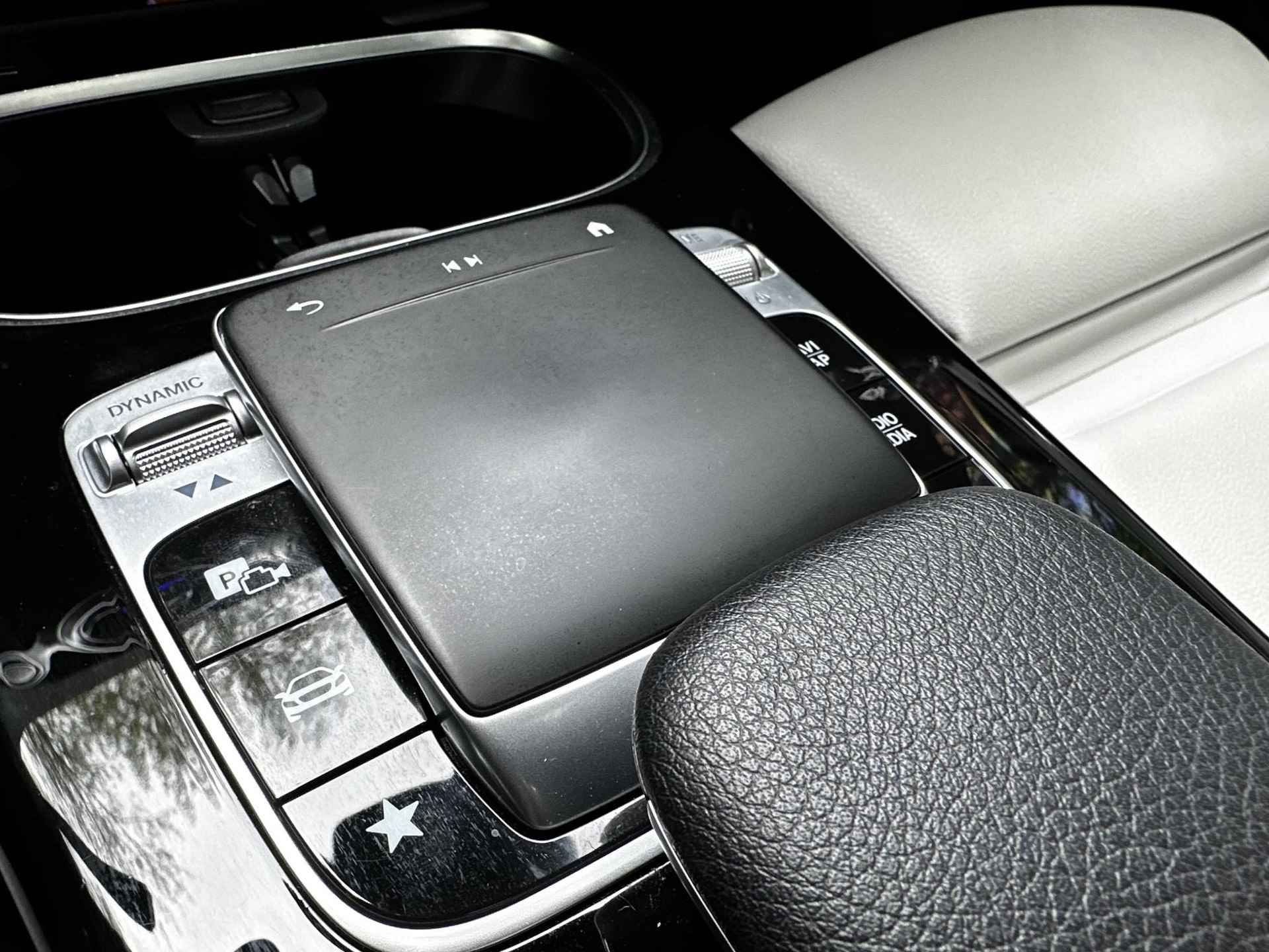 Mercedes-Benz A-klasse 200 Launch Edition Premium AUTOMAAT | Panodak | Sfeerverlichting | Widescreen | Carplay | Navi | 19 inch - 33/36