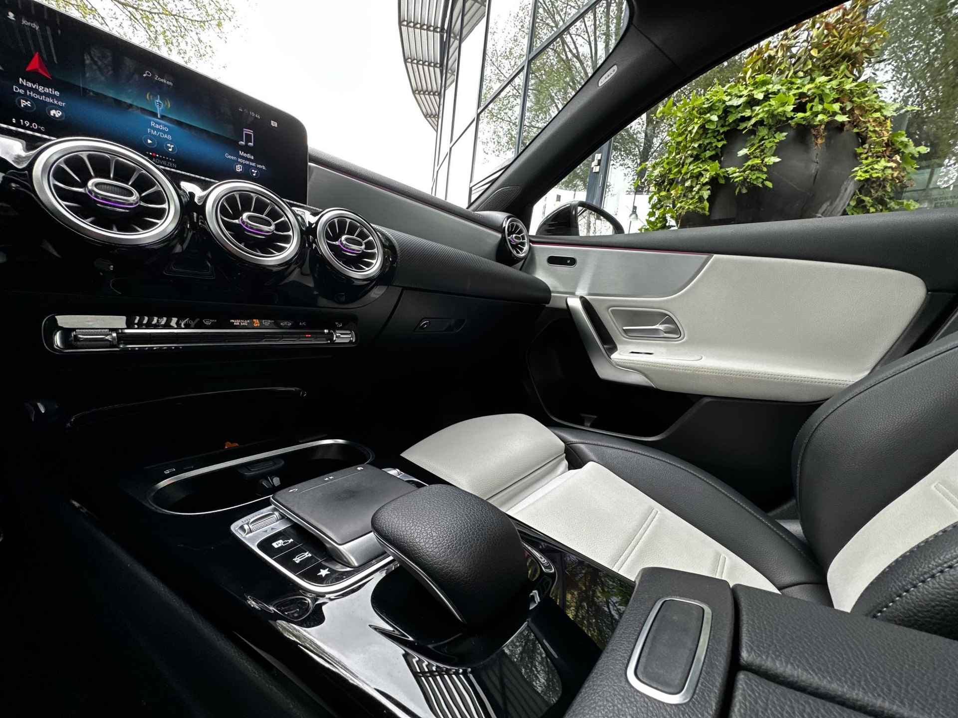Mercedes-Benz A-klasse 200 Launch Edition Premium AUTOMAAT | Panodak | Sfeerverlichting | Widescreen | Carplay | Navi | 19 inch - 34/36