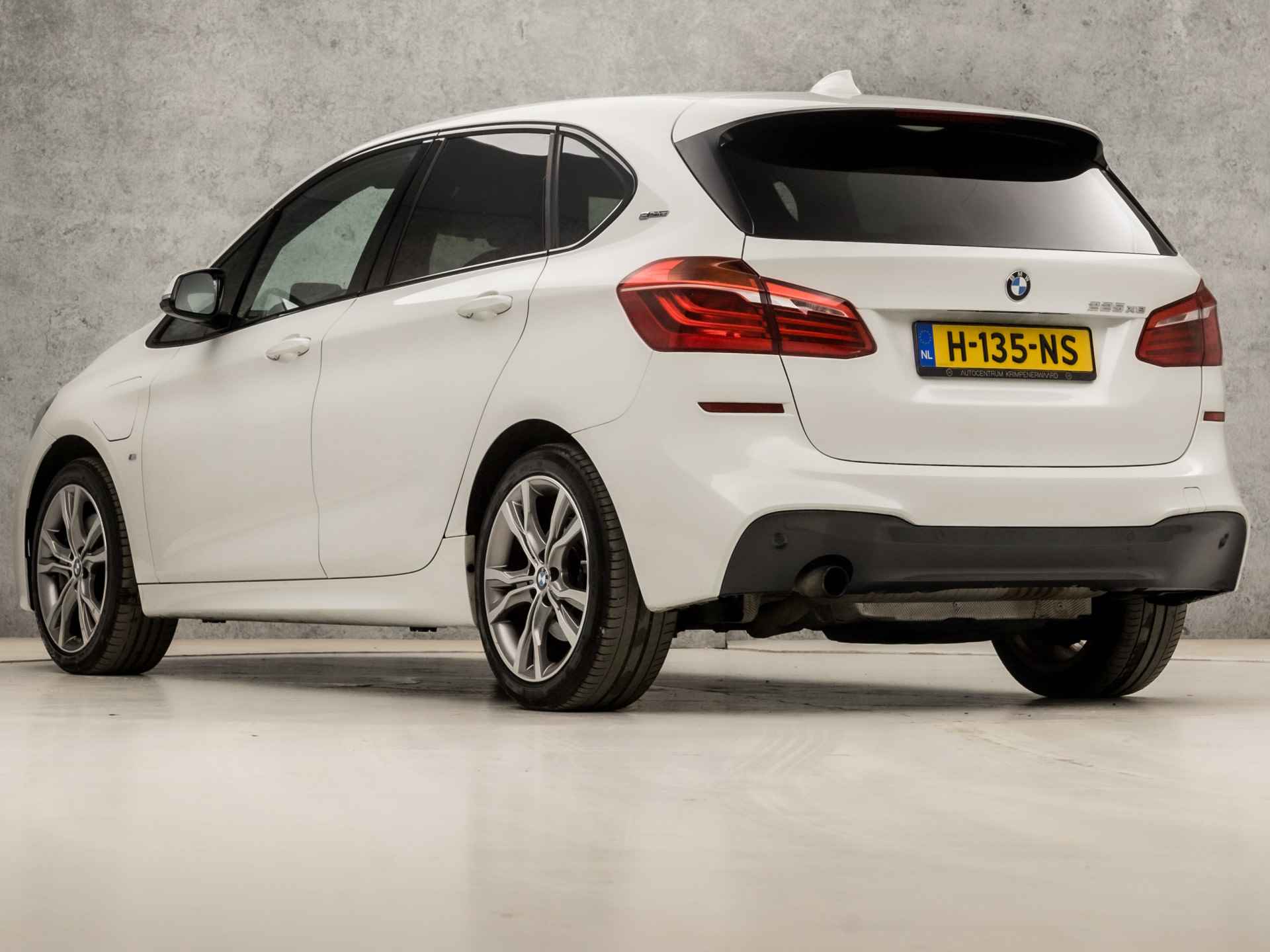 BMW 2 Serie Active Tourer 225xe High Executive M Sport 225Pk Automaat (GROOT NAVI, M PAKKET, HEAD-UP DISPLAY, STOELVERWARMING, BLAUWE STIKSELS, LEDEREN SPORTSTOELEN, GETINT GLAS, ELEK ACHTERKLEP, NIEUWE APK, NIEUWSTAAT) - 3/42