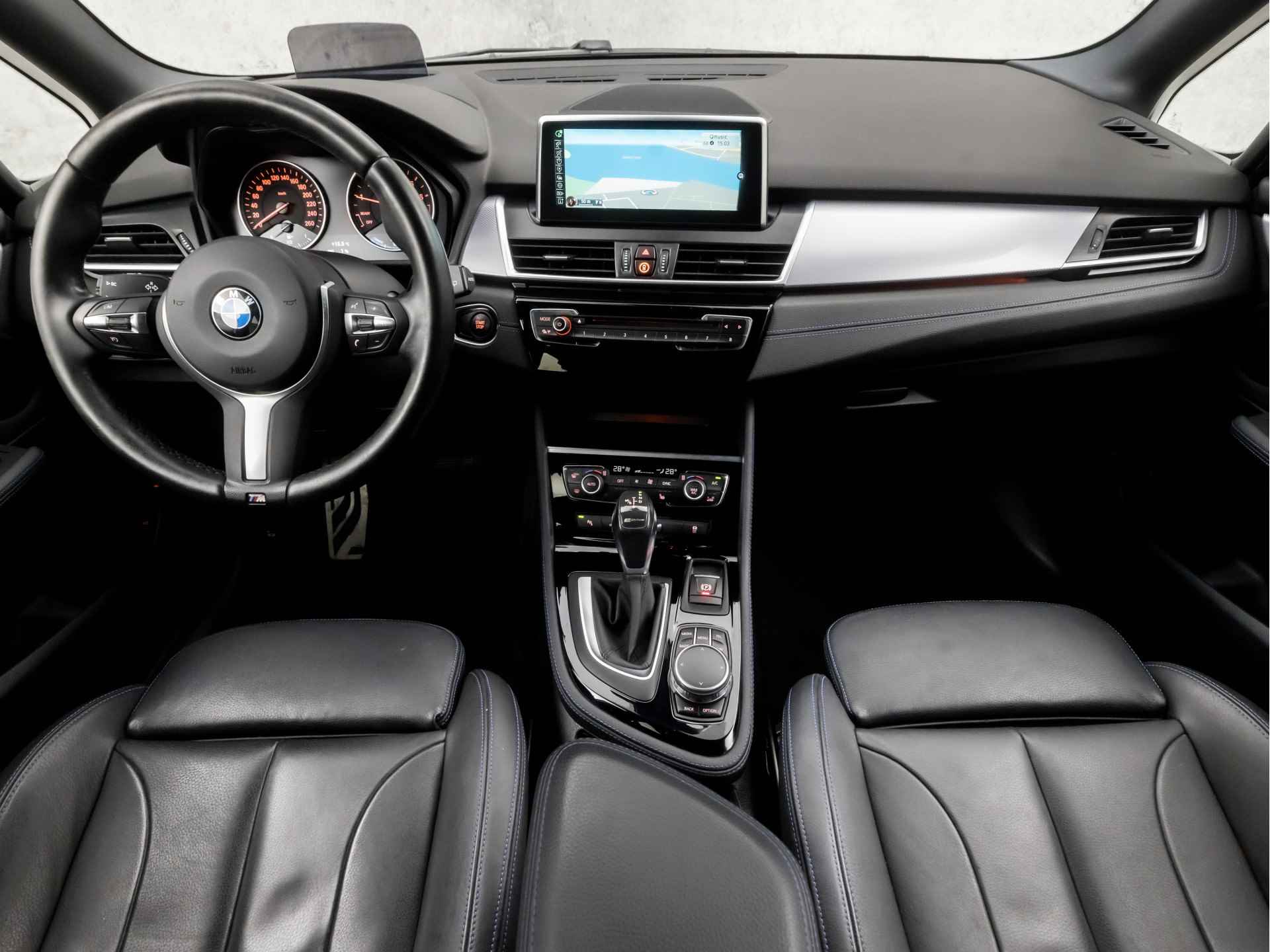 BMW 2 Serie Active Tourer 225xe High Executive M Sport 225Pk Automaat (GROOT NAVI, M PAKKET, HEAD-UP DISPLAY, STOELVERWARMING, BLAUWE STIKSELS, LEDEREN SPORTSTOELEN, GETINT GLAS, ELEK ACHTERKLEP, NIEUWE APK, NIEUWSTAAT) - 6/42