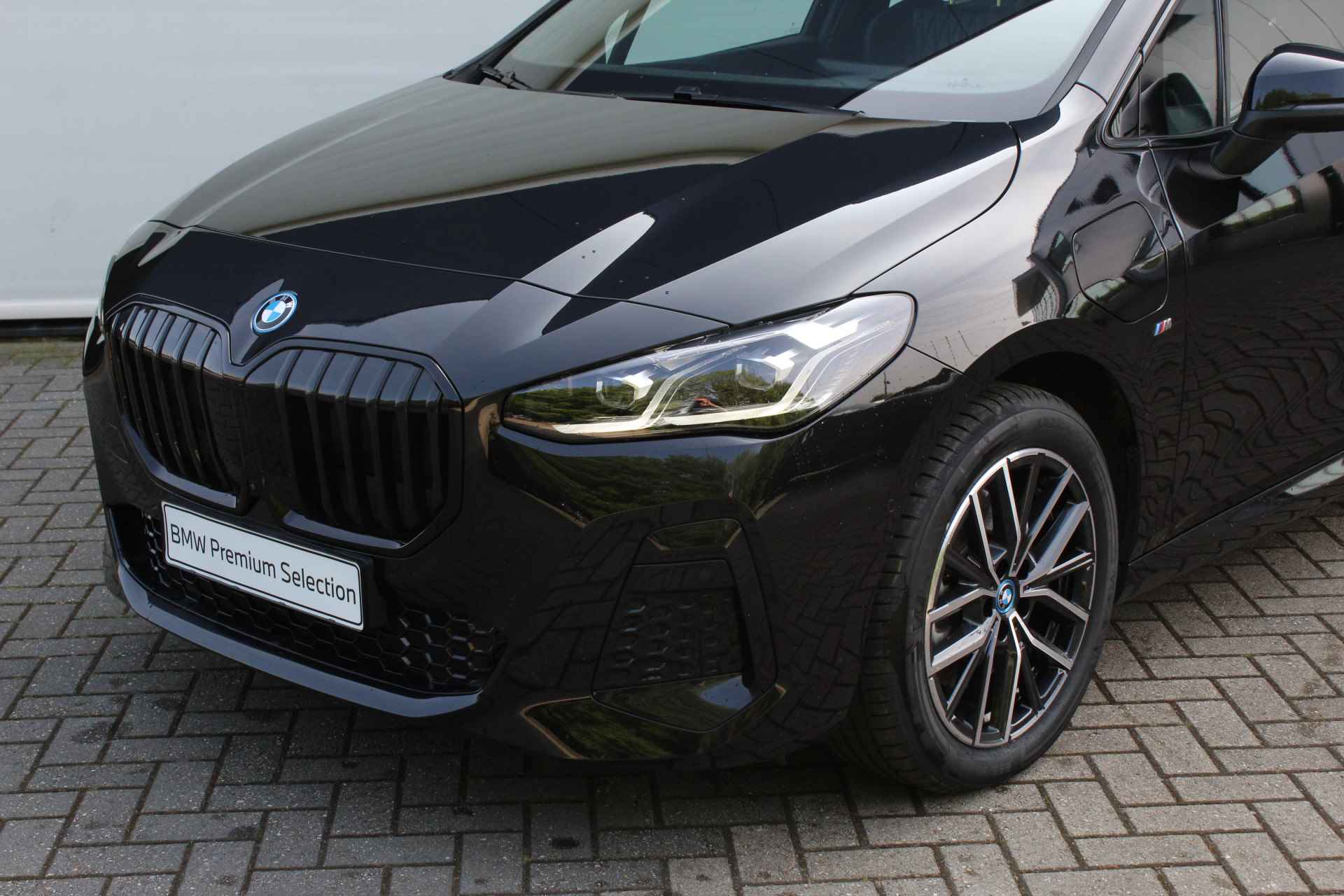 BMW 2 Serie Active Tourer 230e xDrive High Executive M Sport Automaat / Sportstoelen / Adaptieve LED / Parking Assistant Plus / M Adaptief onderstel / Comfort Access / Head-Up - 4/26