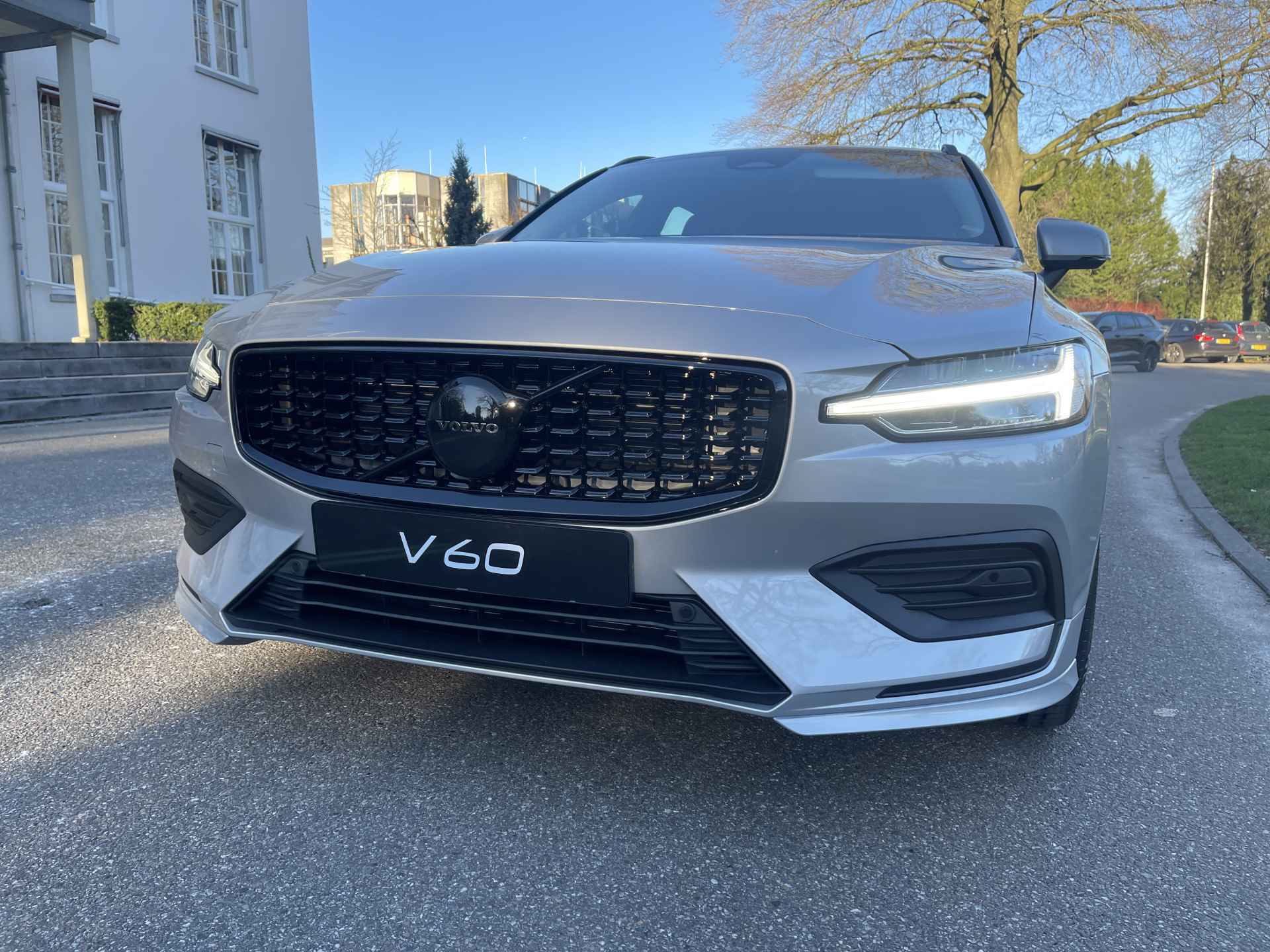 Volvo V60 B3 BLACK ARROW EDITION *UIT VOORRAAD LEVERBAAR* FISCALE WAARDE € 50.176,- - 3/63