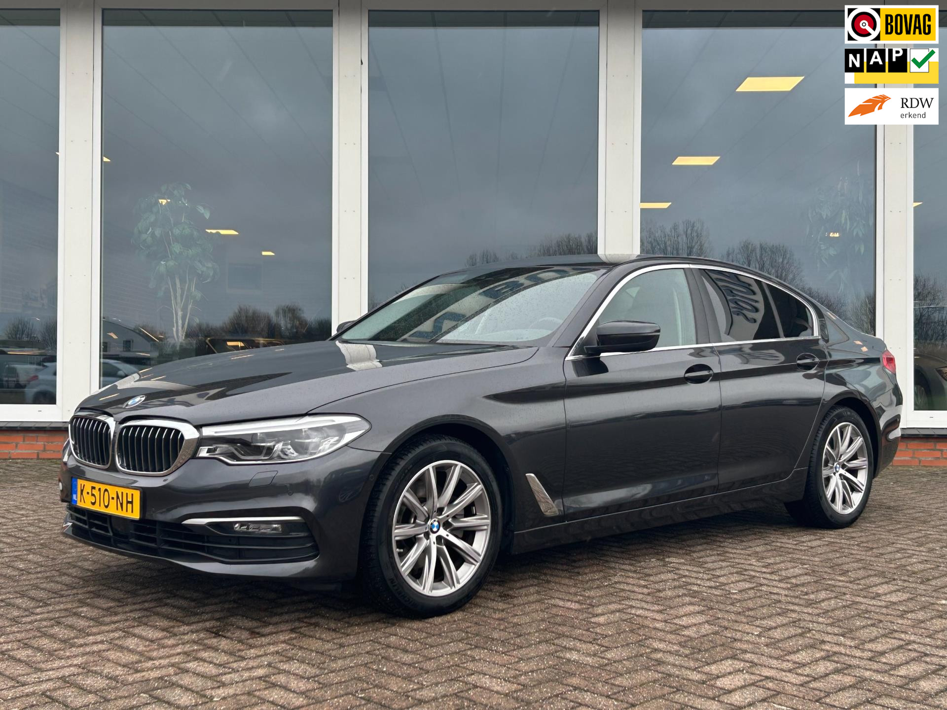 BMW 5-serie 520i High Executive - Leder- Navi - PDC - Nieuwstaat bij viaBOVAG.nl