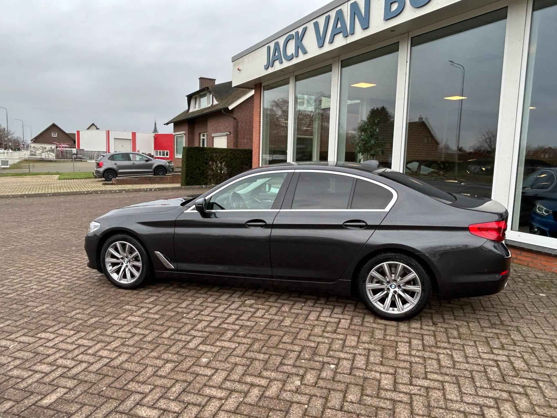 BMW 5-serie 520i High Executive - Leder- Navi - PDC - Nieuwstaat - 2/24