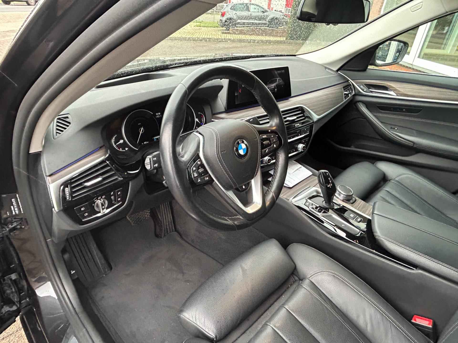 BMW 5-serie 520i High Executive - Leder- Navi - PDC - Nieuwstaat - 19/24