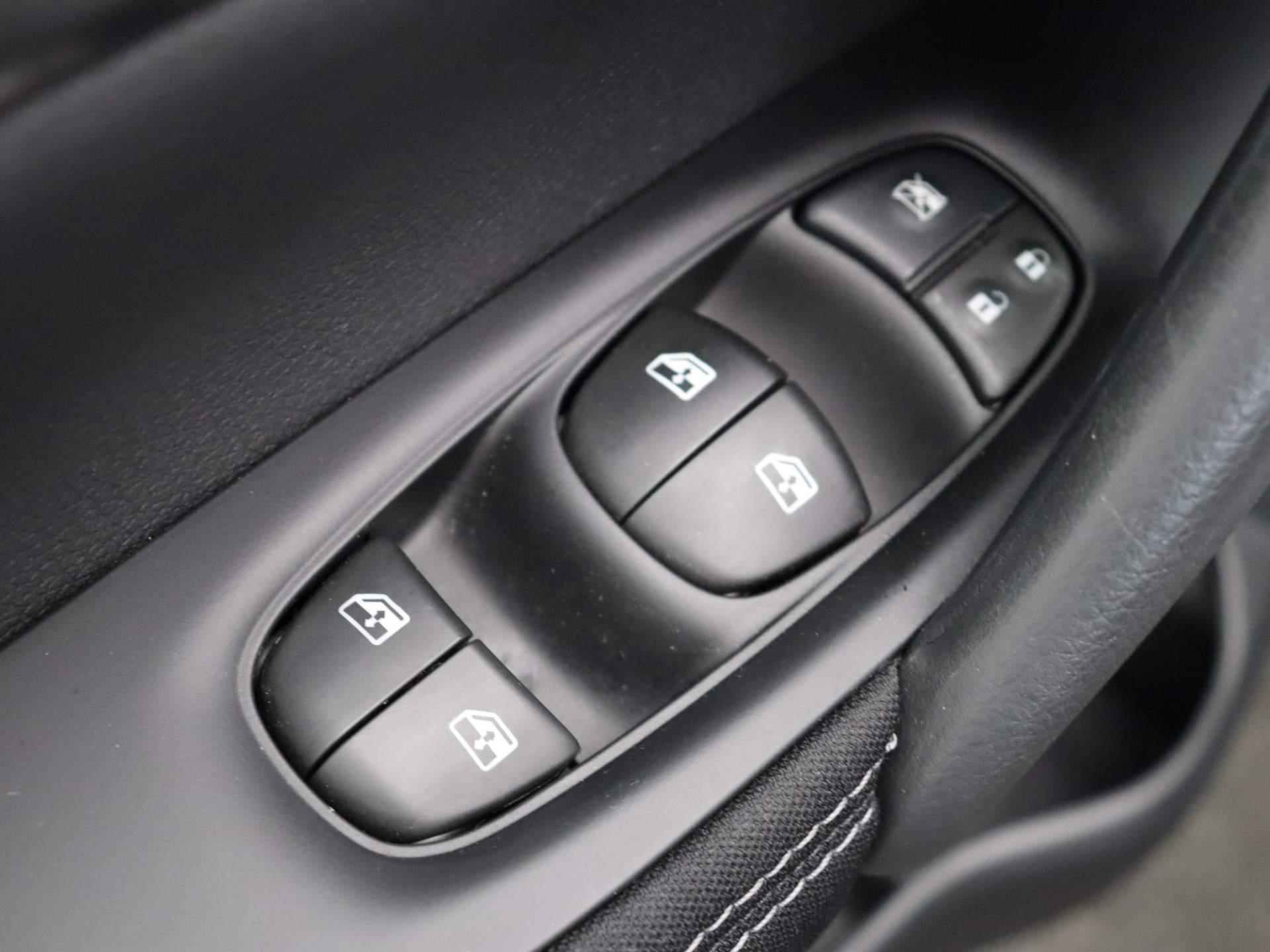 Nissan Qashqai 116PK N-Connecta | Navigatie | Parkeersensoren met rondom Camera's | Climate Control | Cruise Control | Panoramadak | - 18/37