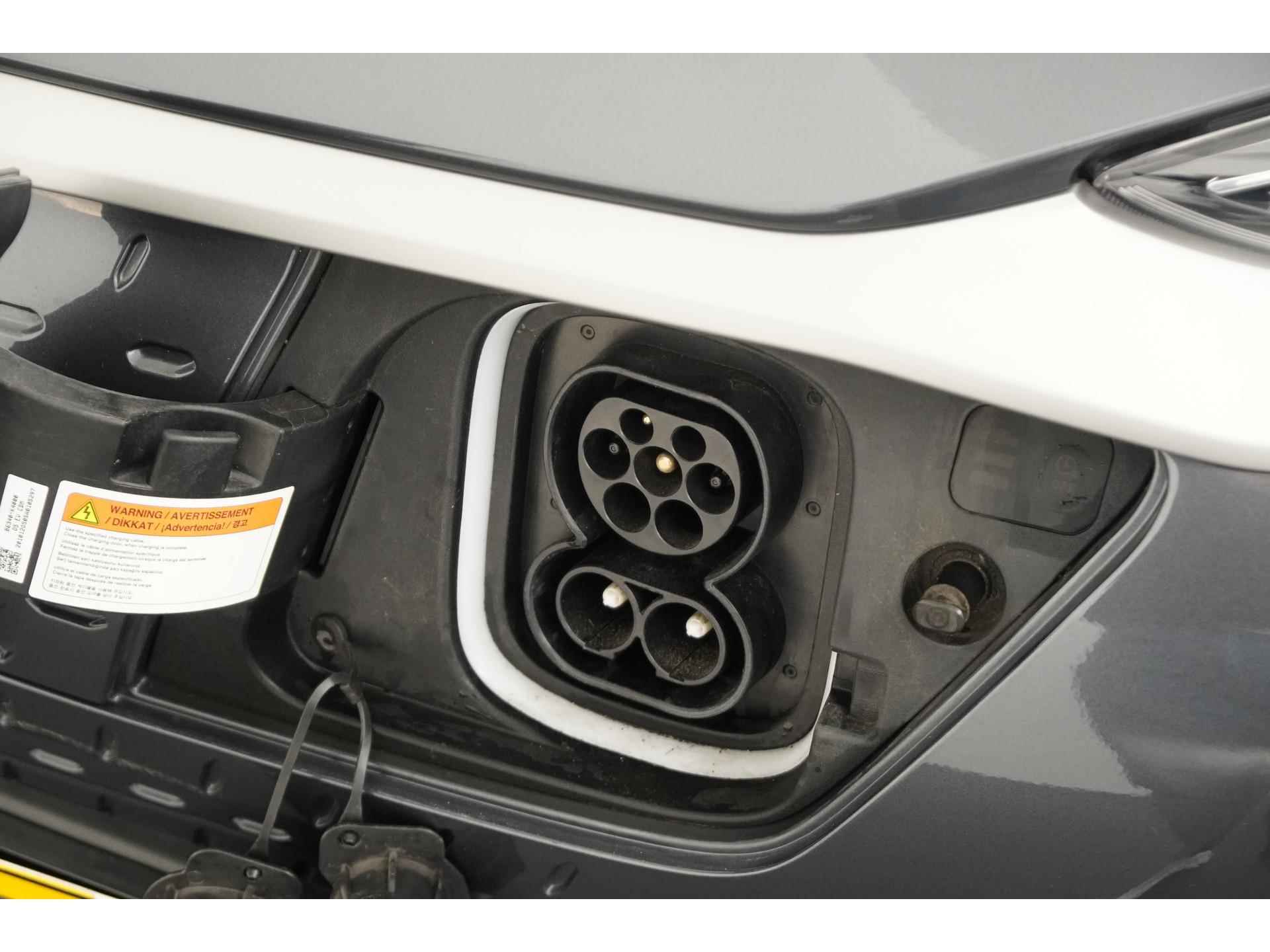 Hyundai KONA EV 39 kWh | na subsidie 17395 | Navigatie | Stoelverwarming | Zondag Open! - 25/45