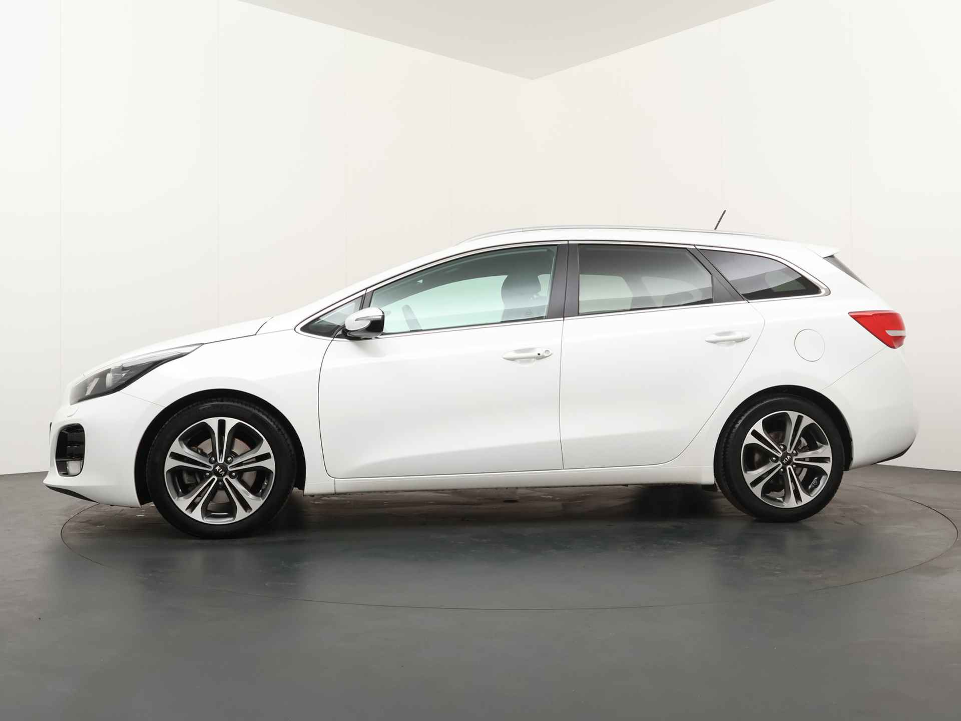 Kia Ceed Sportswagon 1.0 T-GDi GT-Line - Stoel en stuurwiel verwarming - Navigatie - Trekhaak - Xenon verlichting - 12 Maanden Bovag Garantie - 3/44